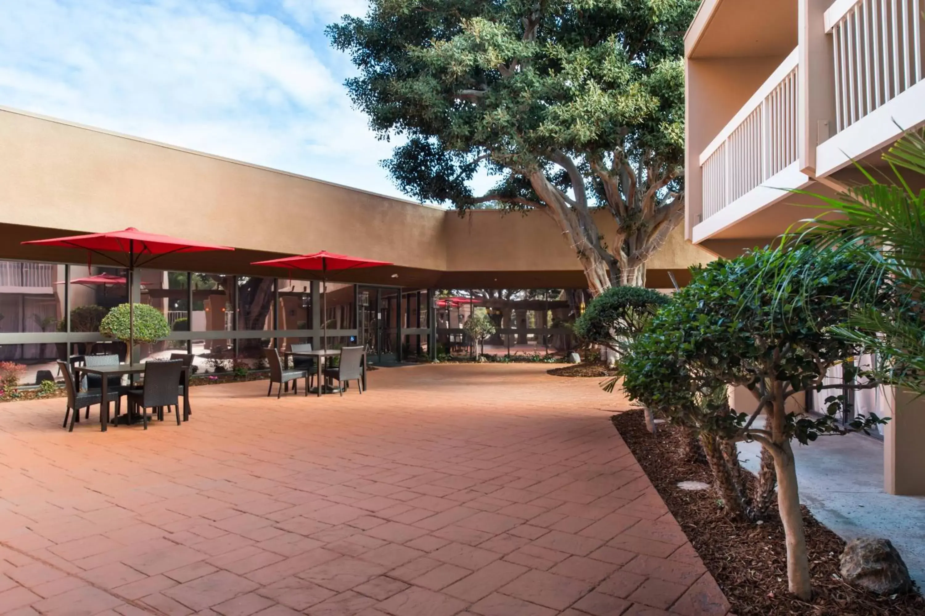 Property building, Restaurant/Places to Eat in Courtyard by Marriott Oxnard/Ventura