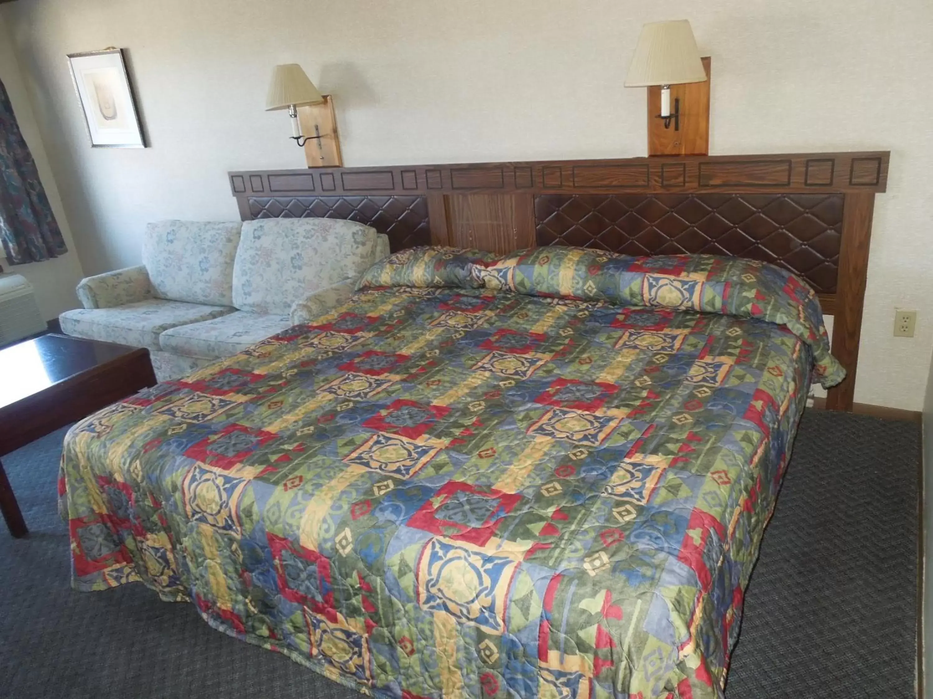 Bed in Xenia Country Inn