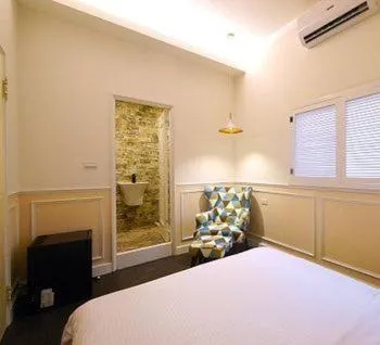 Photo of the whole room, Bed in Urban