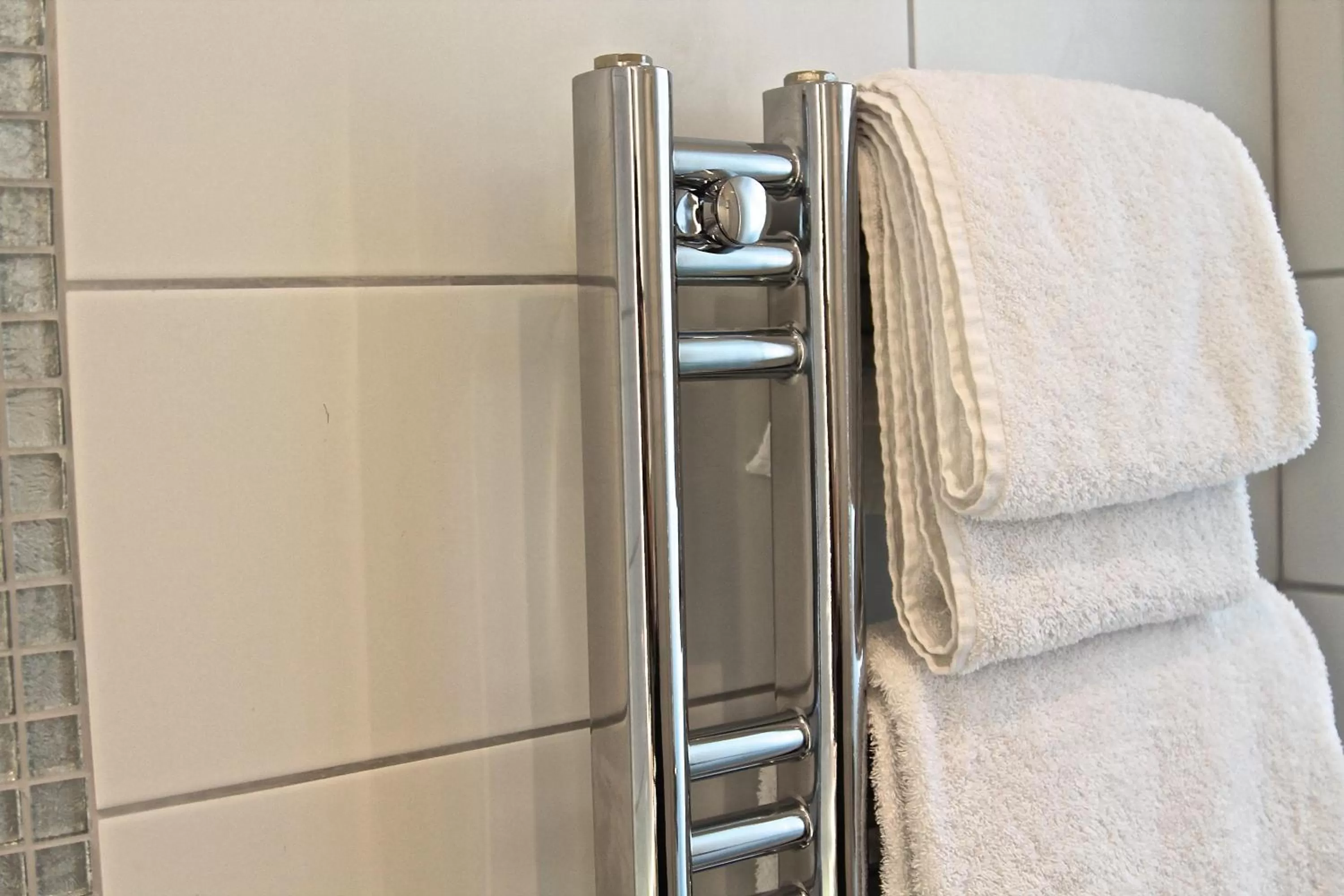 Bathroom, Bed in The Bell Inn Hotel