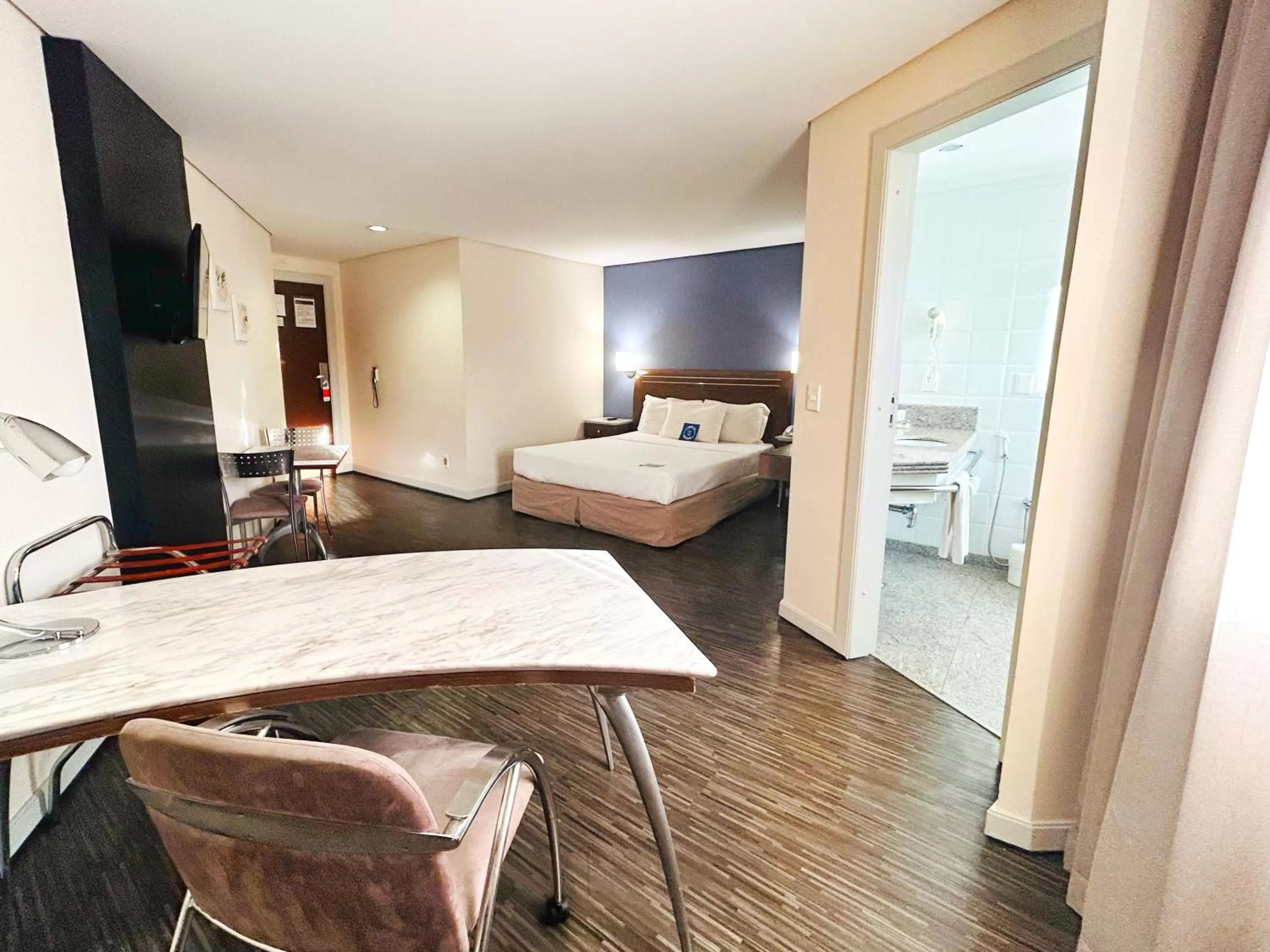 Photo of the whole room, Bed in Blue Tree Towers Joinville