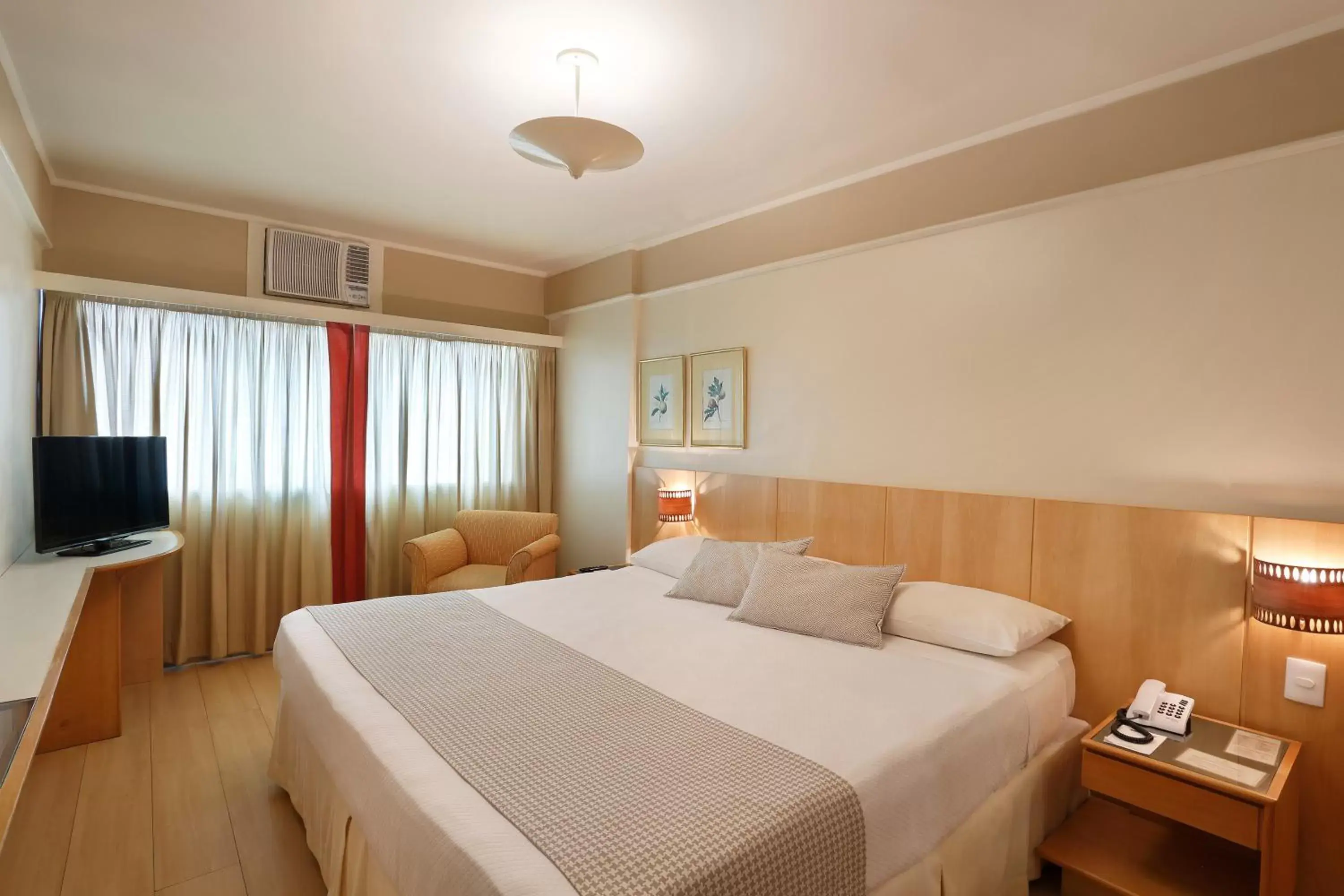 Bed in Mirasol Copacabana Hotel Bed in Mirasol Copacabana Hotel