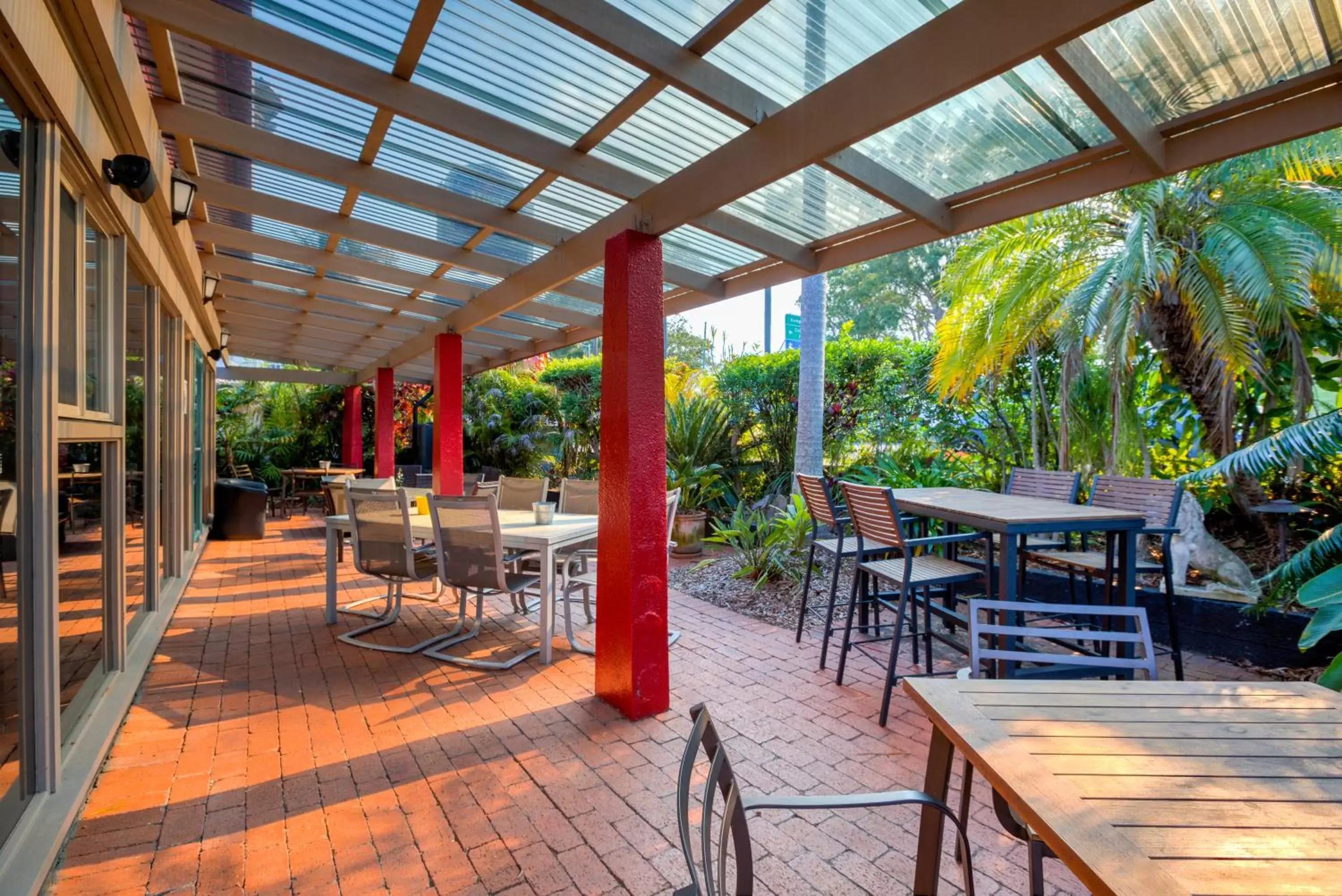 Balcony/Terrace, Restaurant/Places to Eat in Best Western Zebra Motel