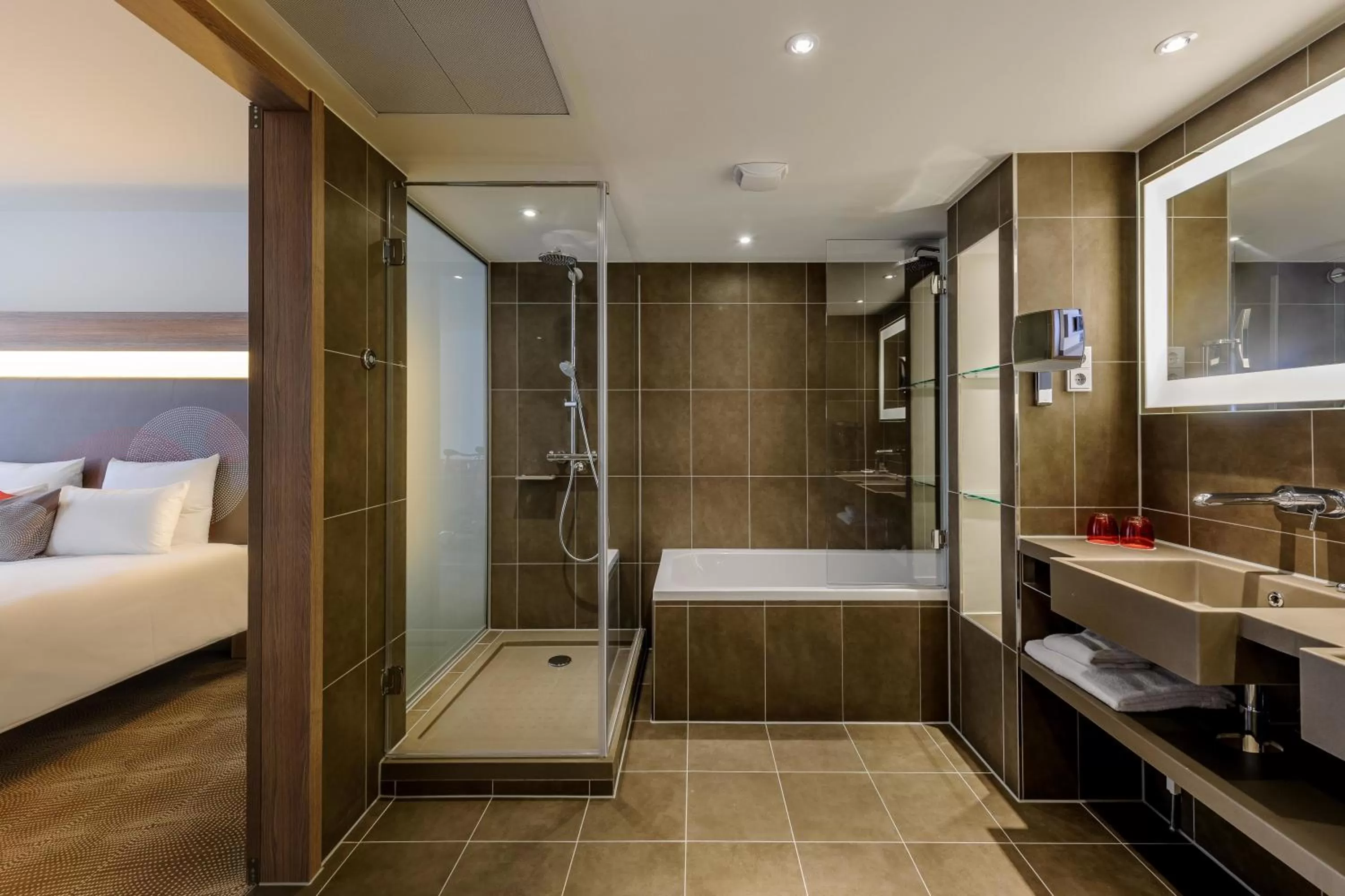 Bathroom, Bed in Novotel München City Arnulfpark