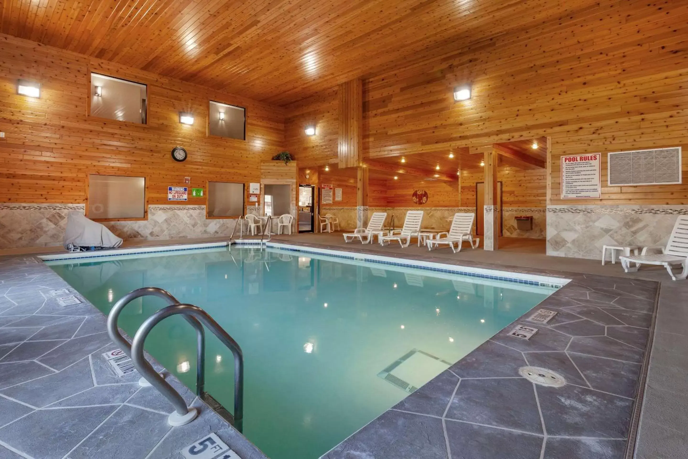 Activities, Swimming Pool in Comfort Inn Rhinelander