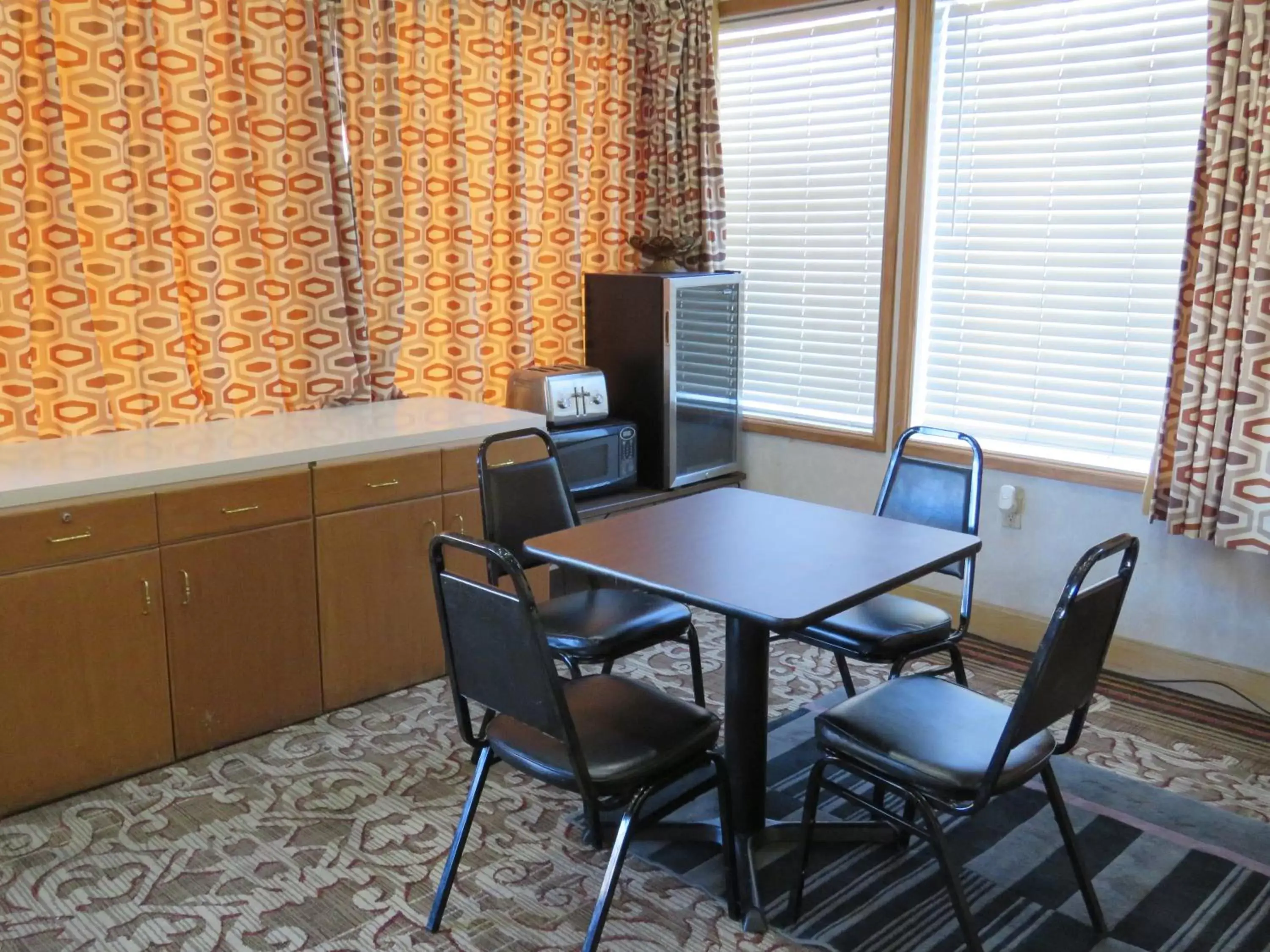Dining area in Thunderbird Motel