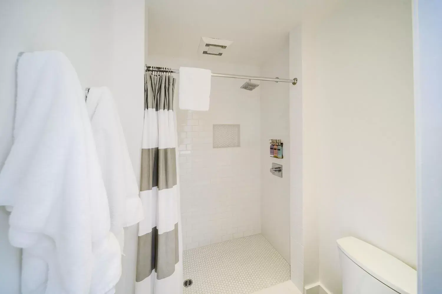 Shower, Bathroom in Beck's Motor Lodge
