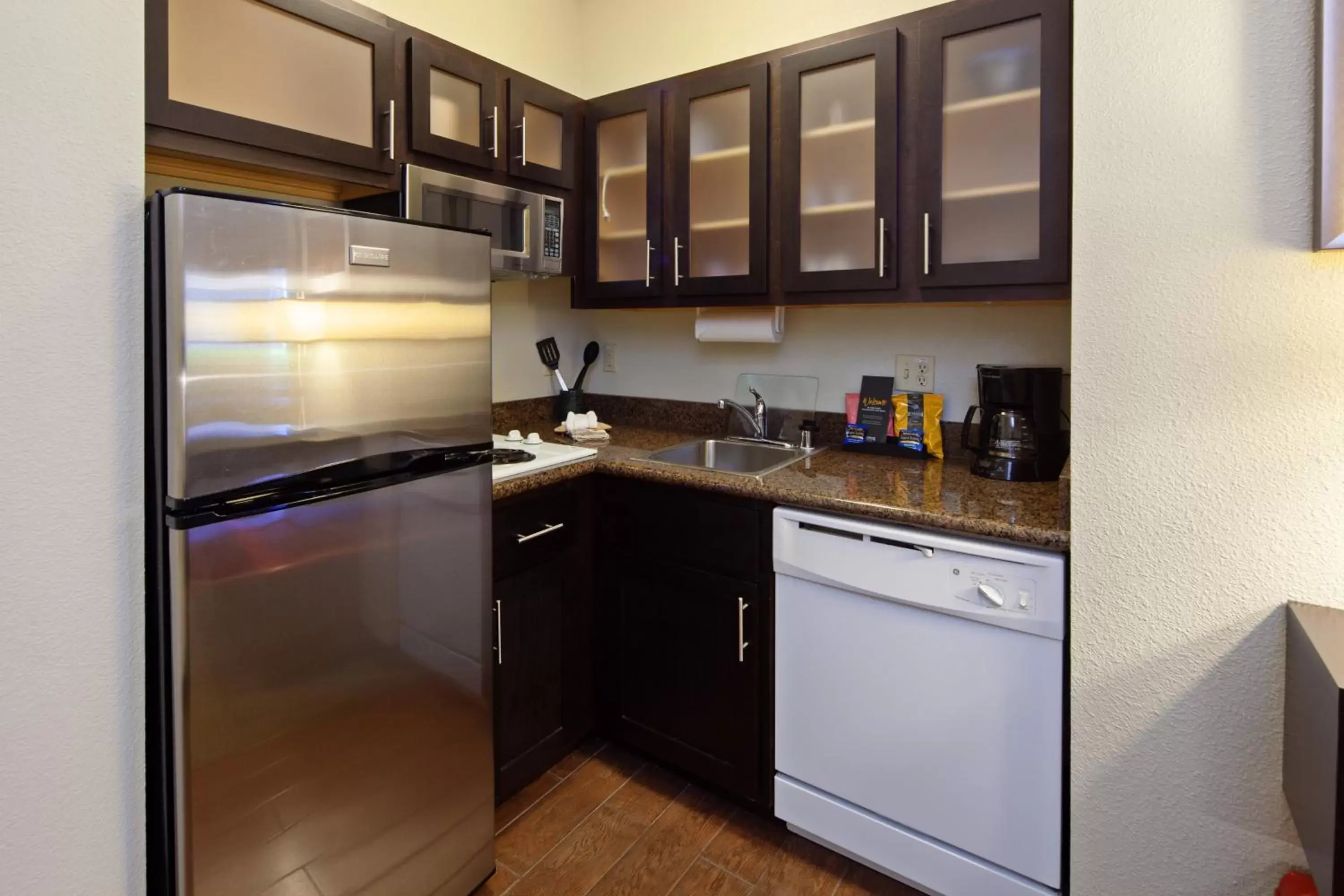 Photo of the whole room, Kitchen/Kitchenette in Staybridge Suites Fairfield Napa Valley Area, an IHG Hotel