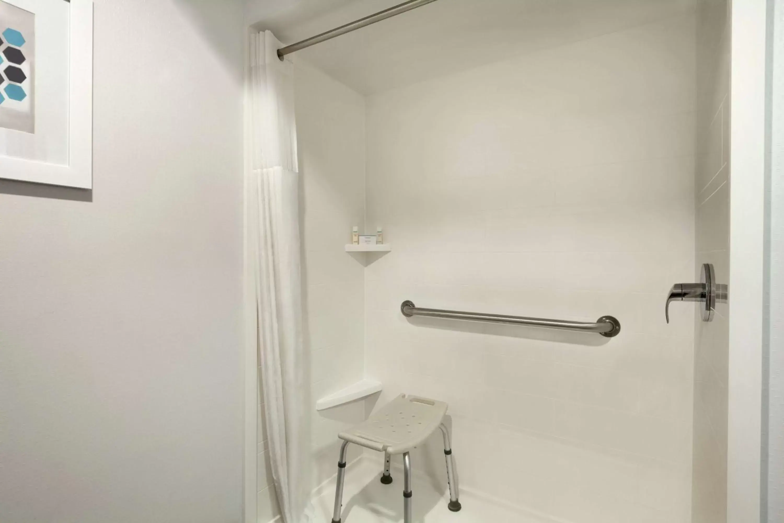 Bathroom in Hampton Inn - Portland/Clackamas