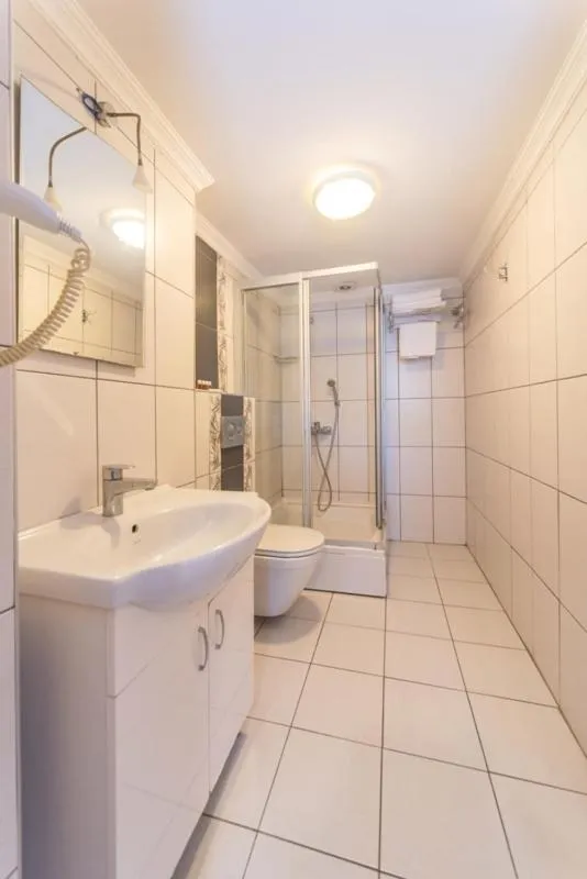 Shower in Tayahatun Hotel