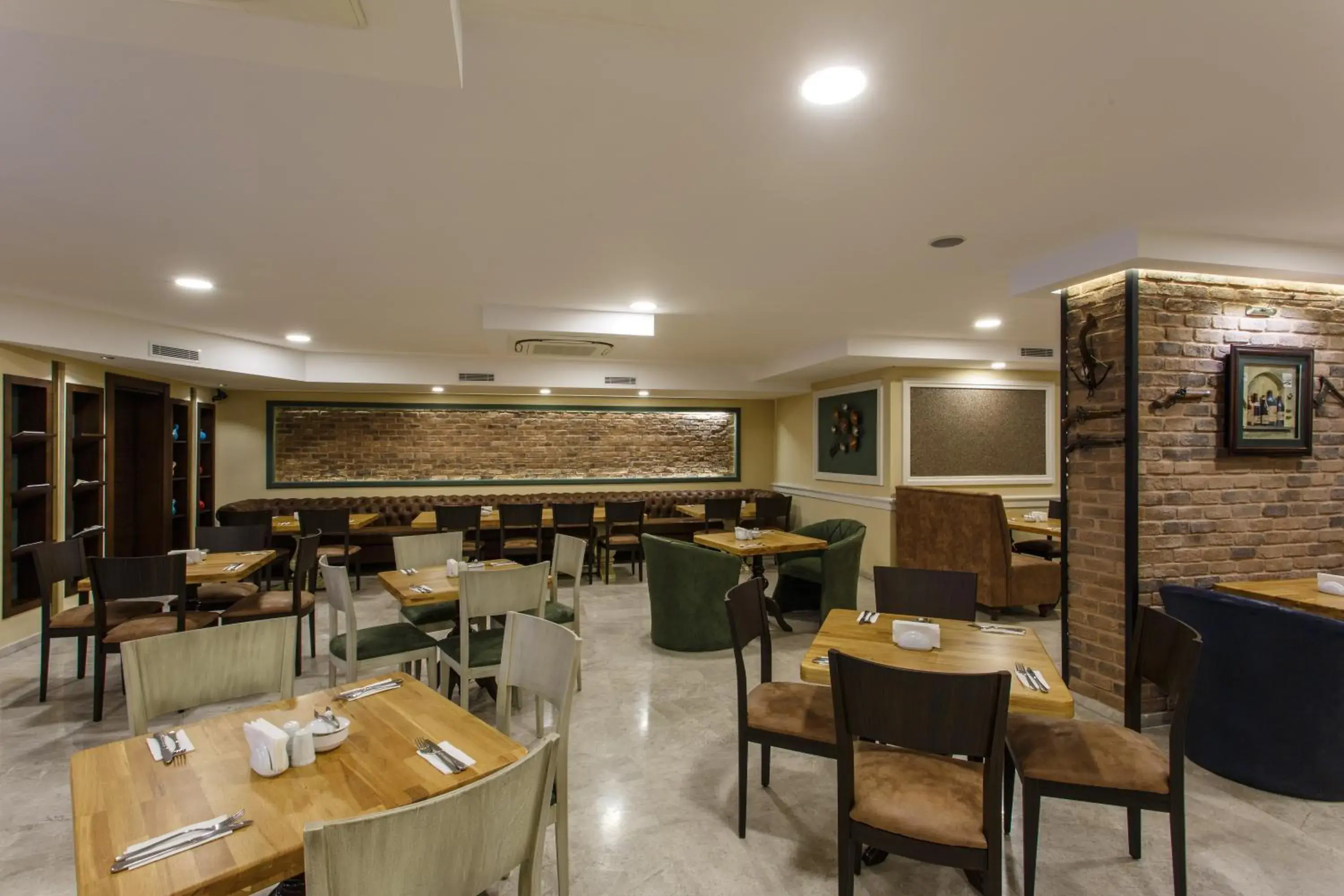 Restaurant/Places to Eat in Antroyal Hotel