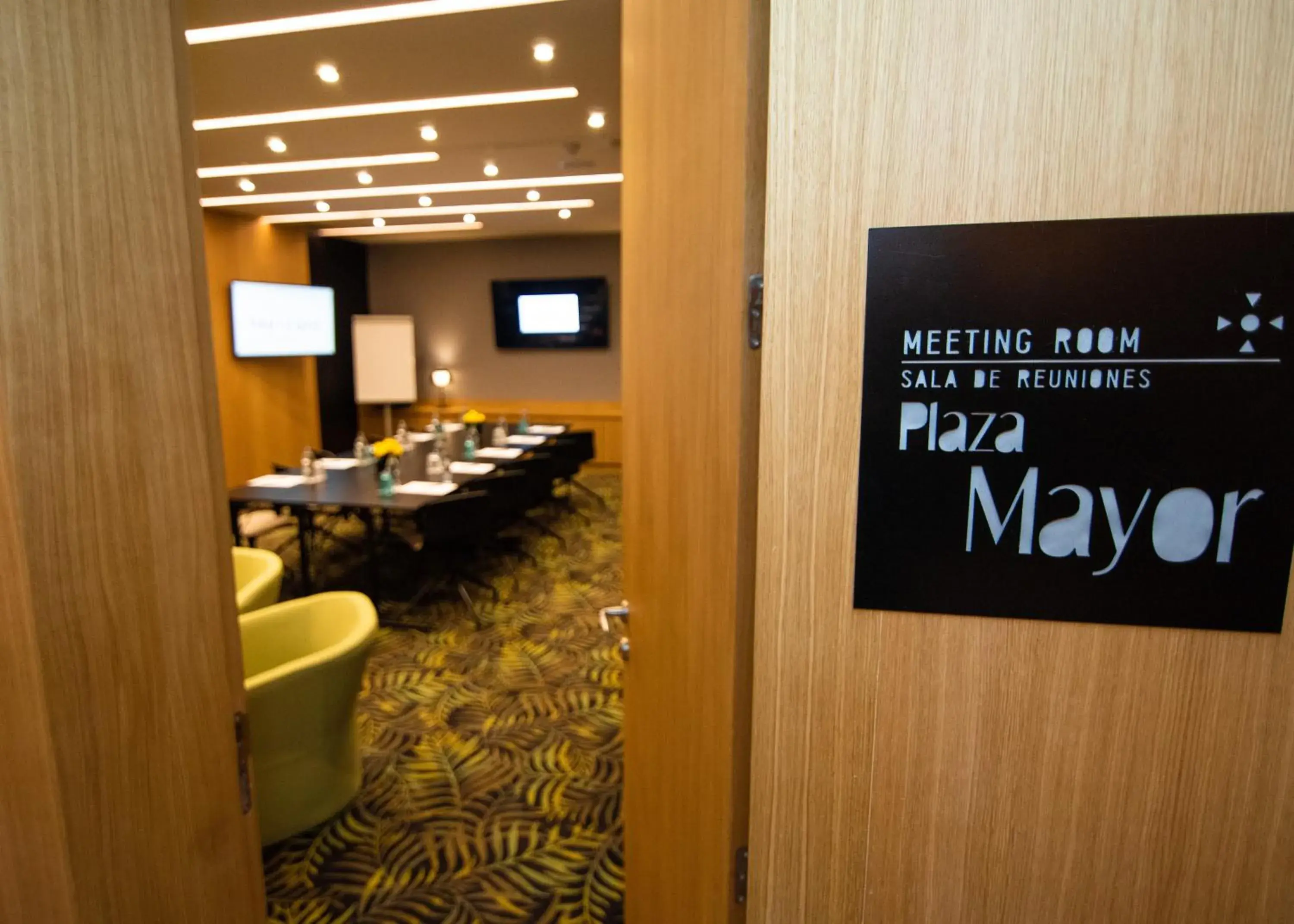 Meeting/conference room in Motel One Madrid-Plaza de España