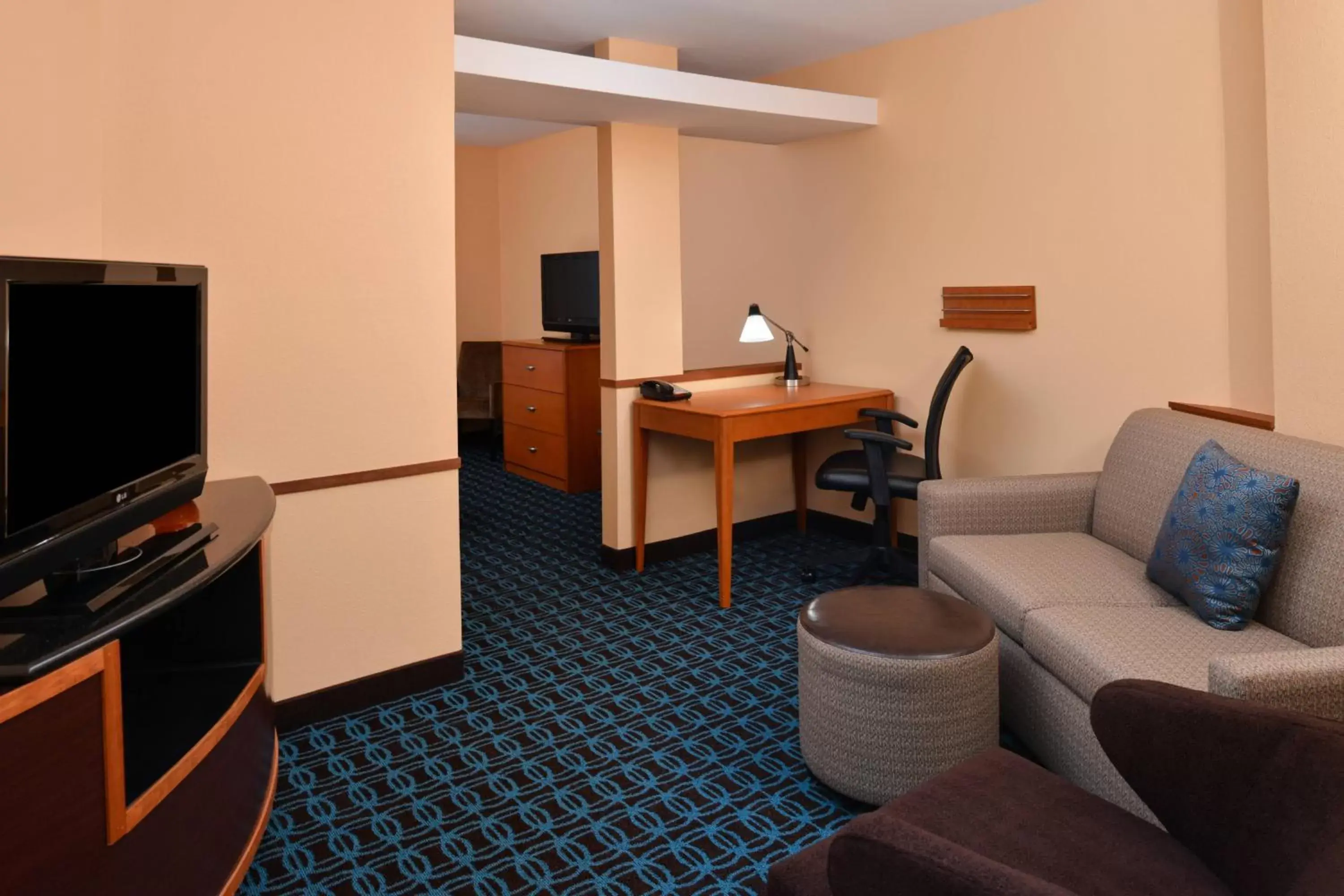 Living room, TV/Entertainment Center in Fairfield Inn and Suites by Marriott Fort Wayne