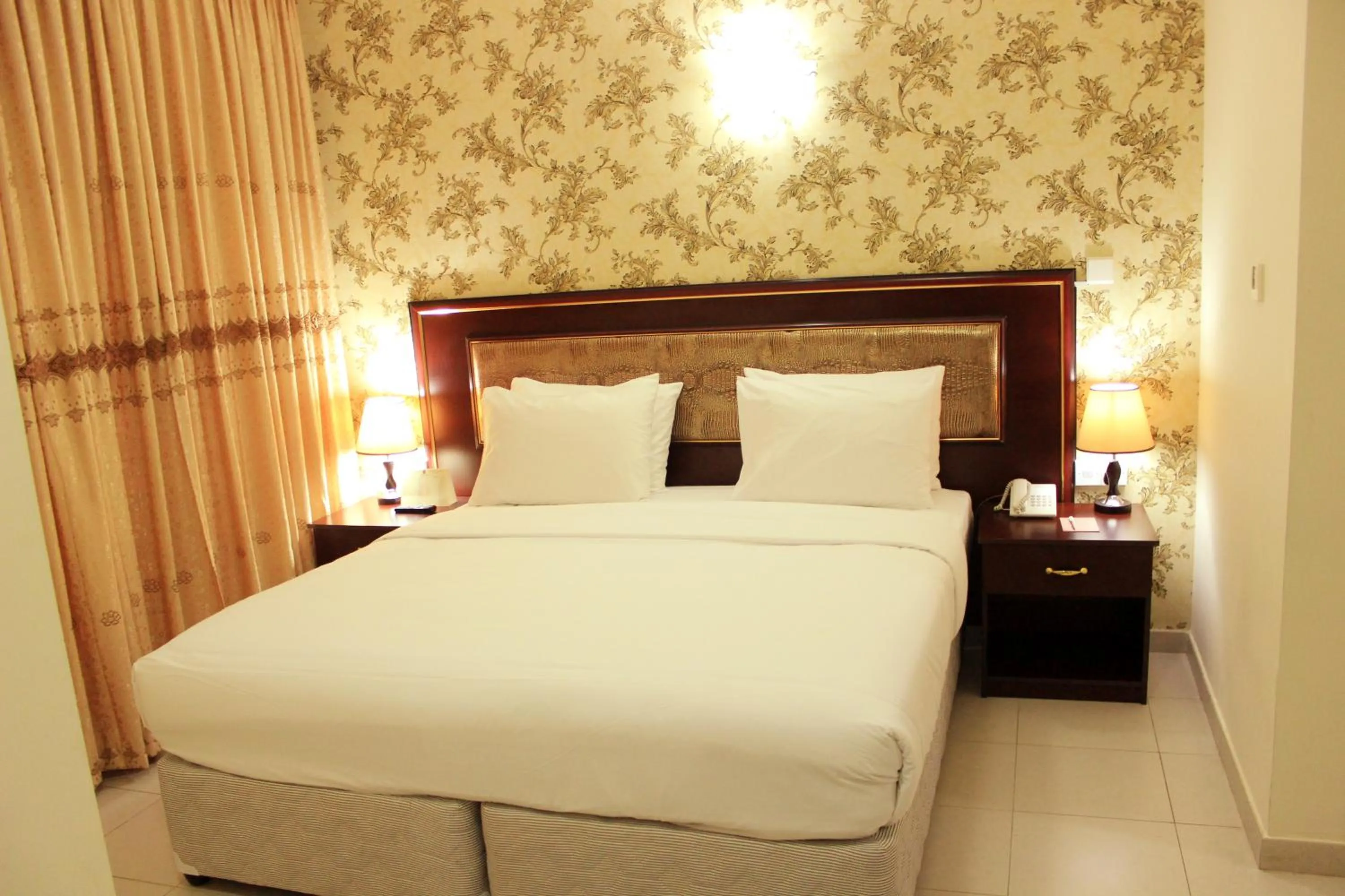 Bedroom, Bed in Montreal Naif Hotel