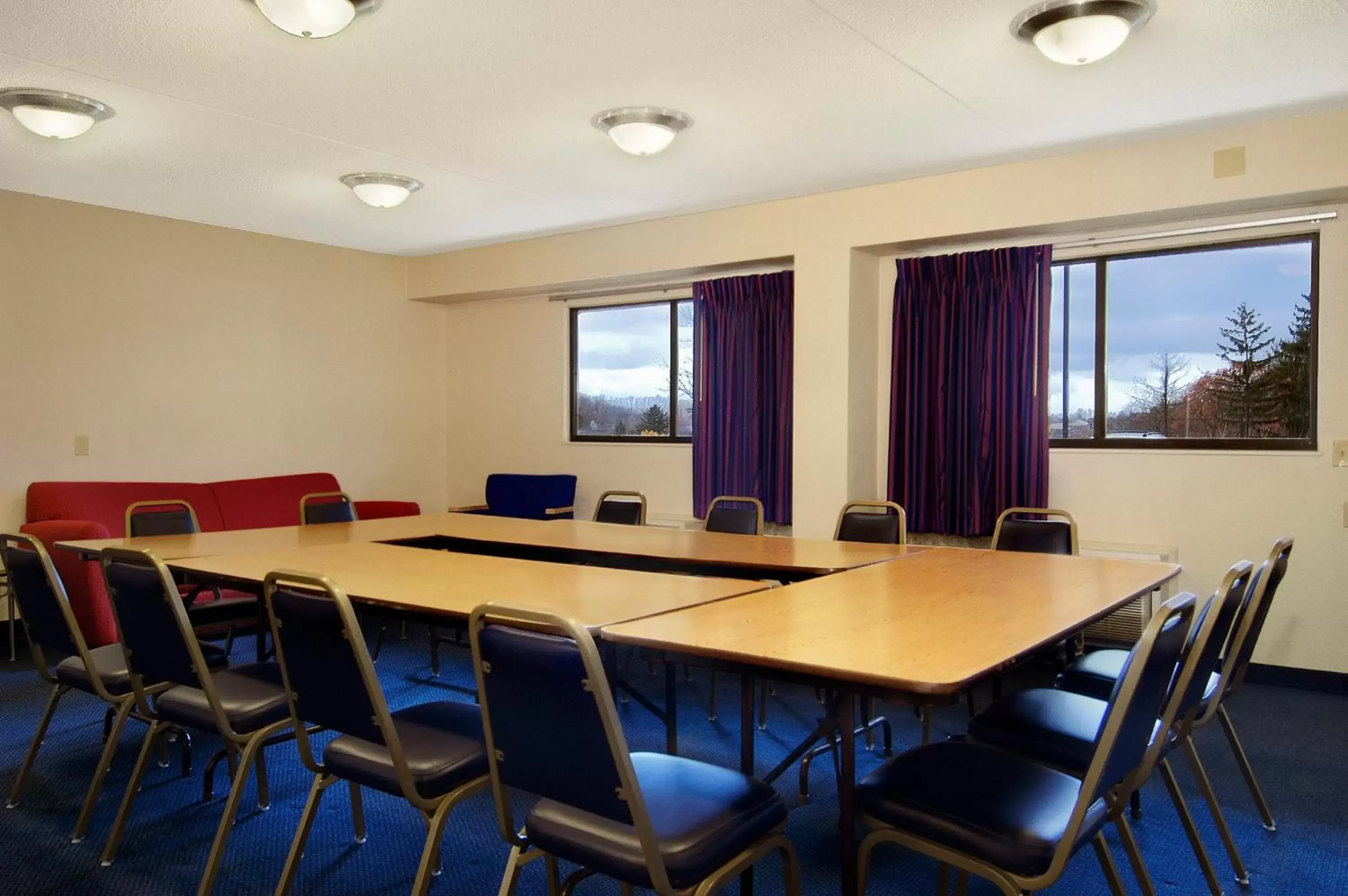 Meeting/conference room in Red Roof Inn PLUS+ Pittsburgh East - Monroeville