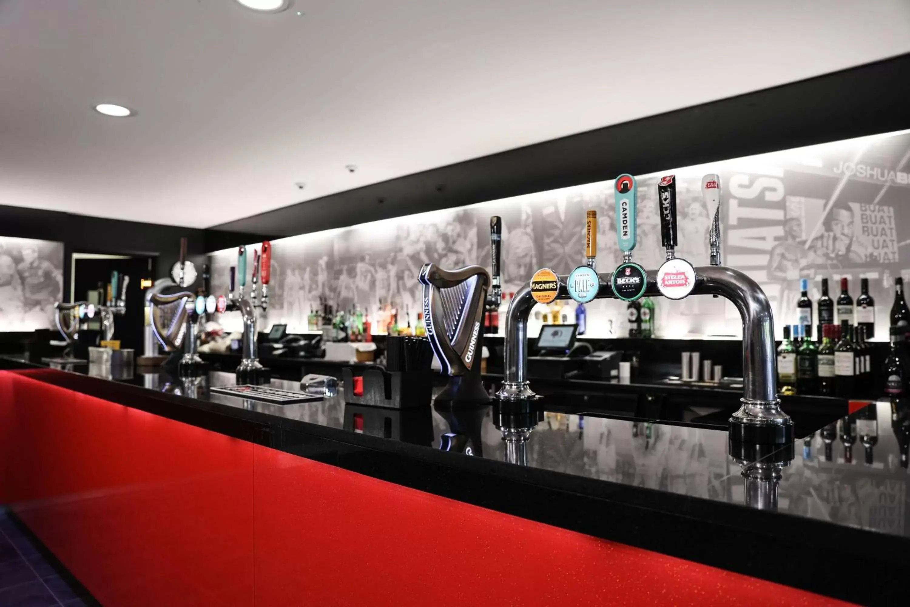 Lounge or bar, Restaurant/Places to Eat in DoubleTree By Hilton Milton Keynes