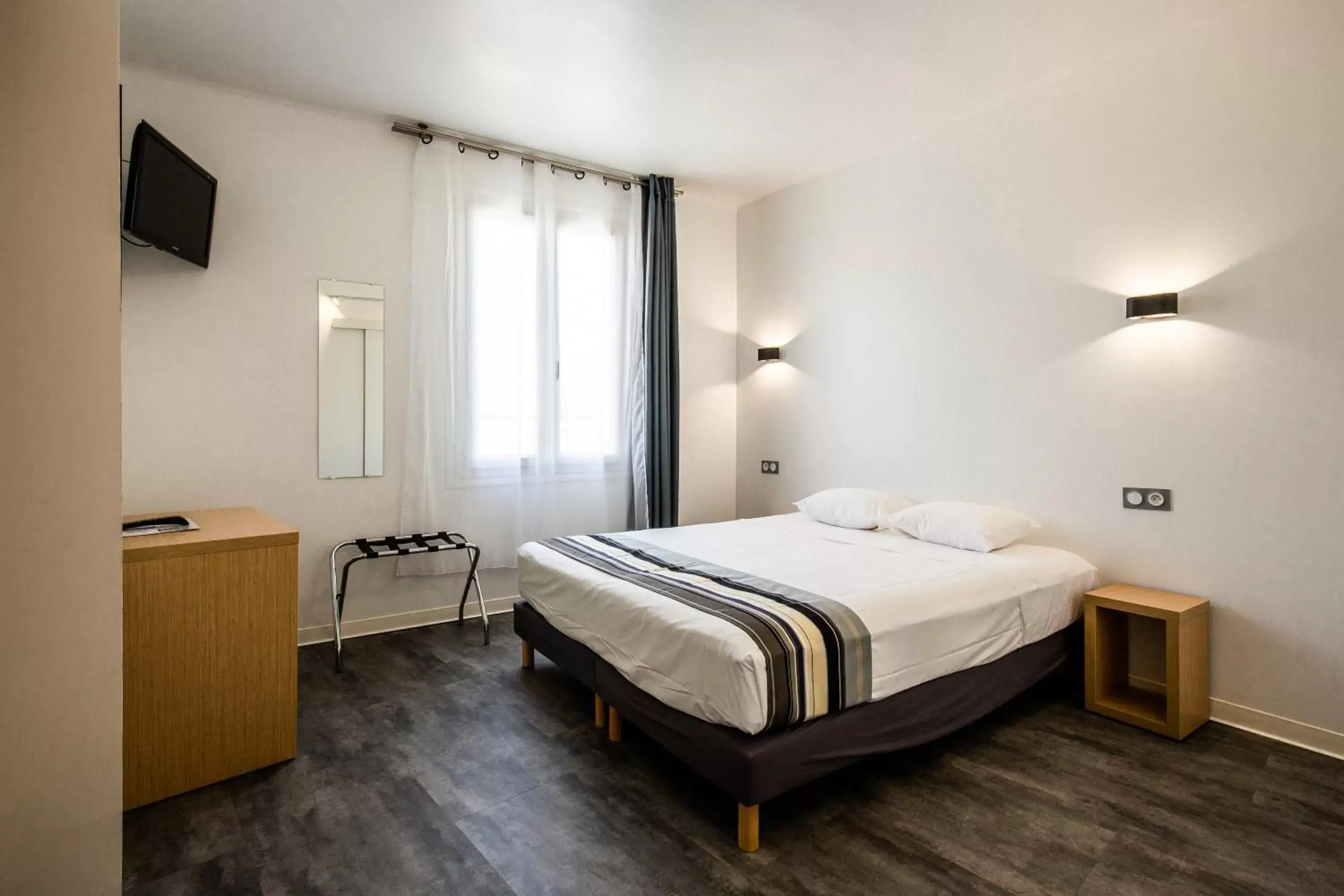 Bedroom, Bed in Hôtel PB - Paris-Barcelone