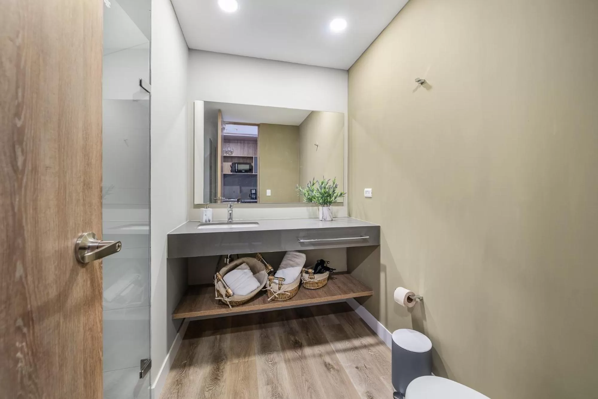 Toilet in Apartamentos Go Living & Suites by HOUSY HOST