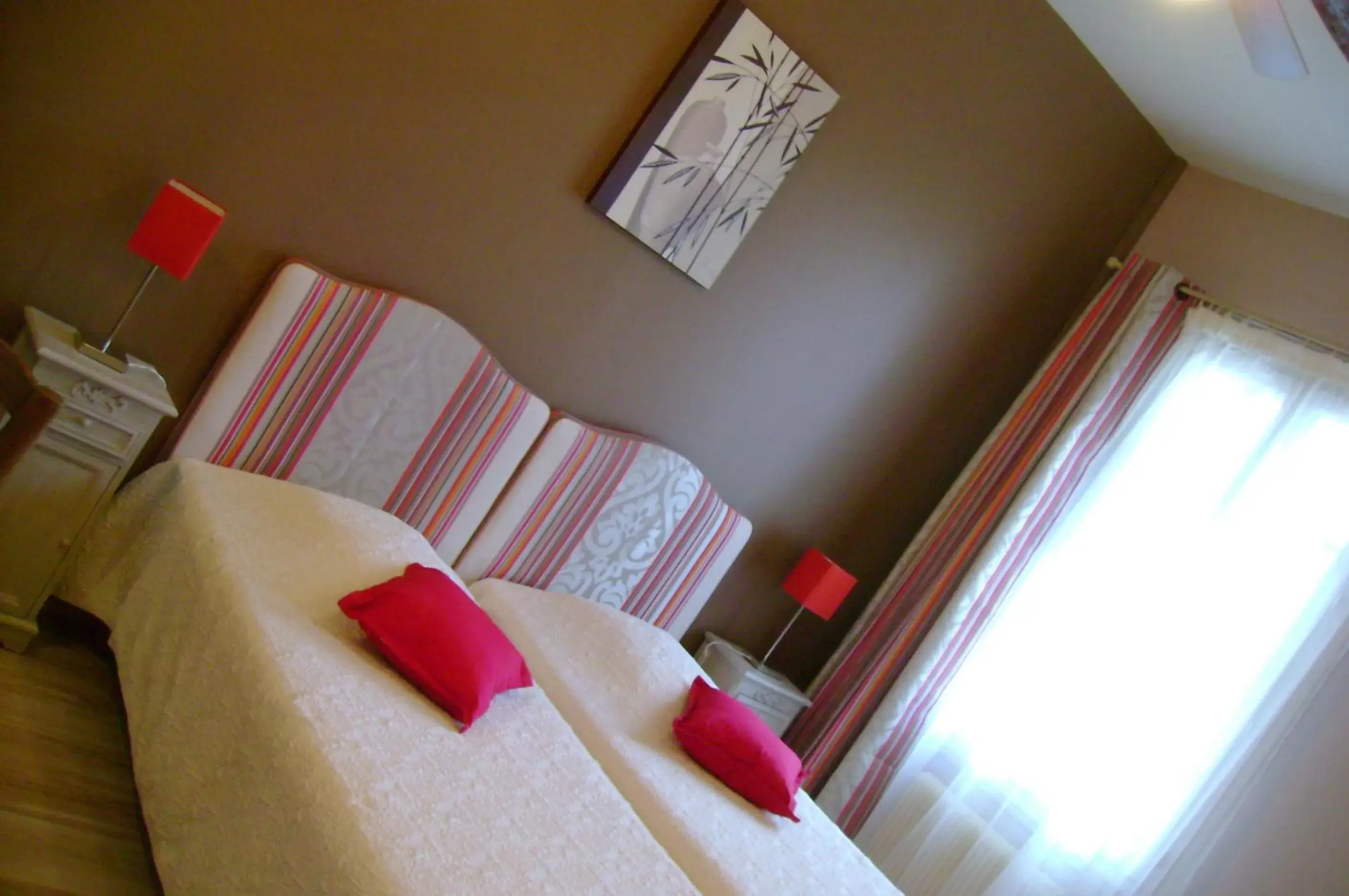 Photo of the whole room, Bed in Logis Auberge De Tavel