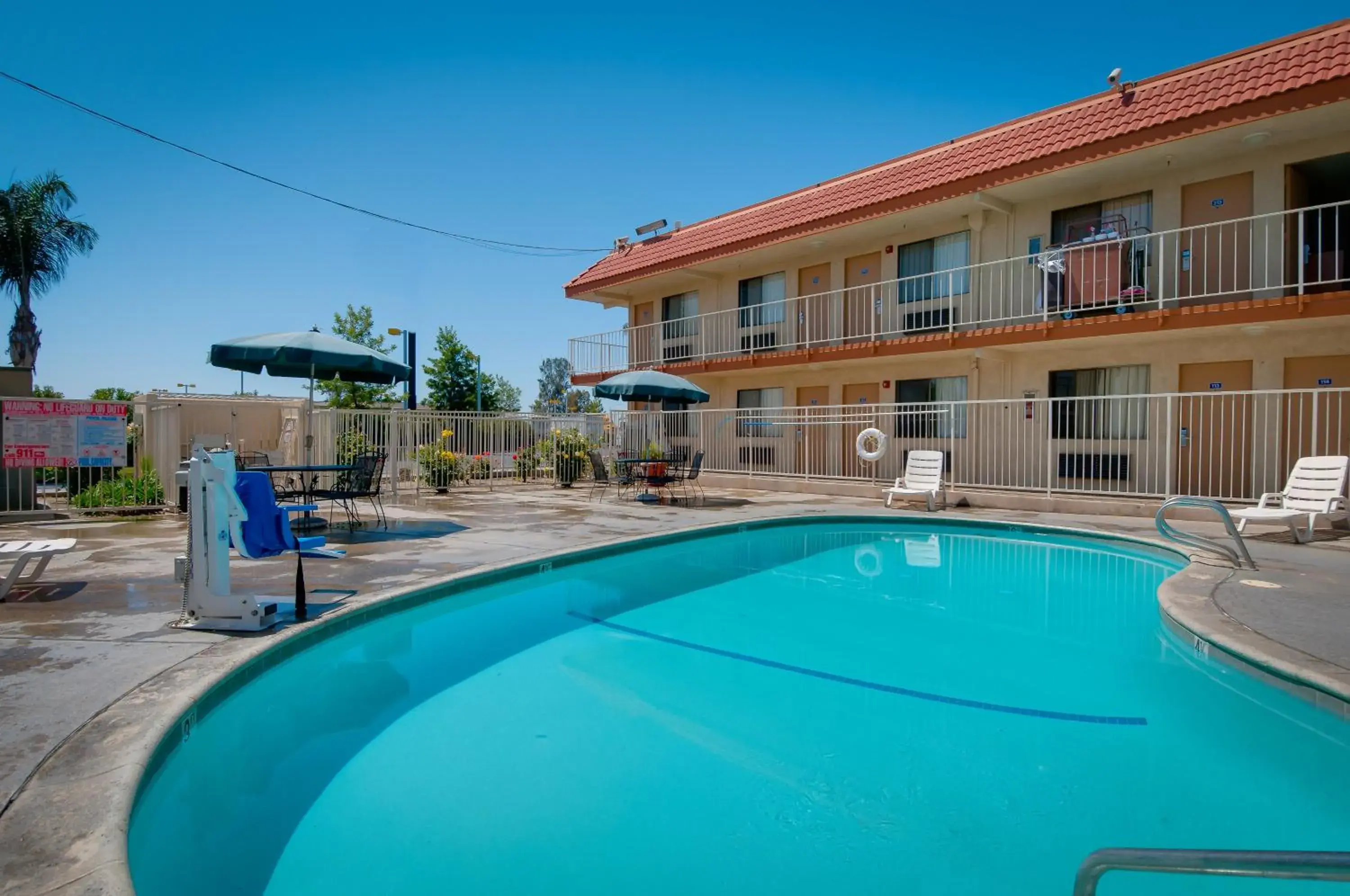 Swimming pool, Property Building in Vagabond Inn Bakersfield South