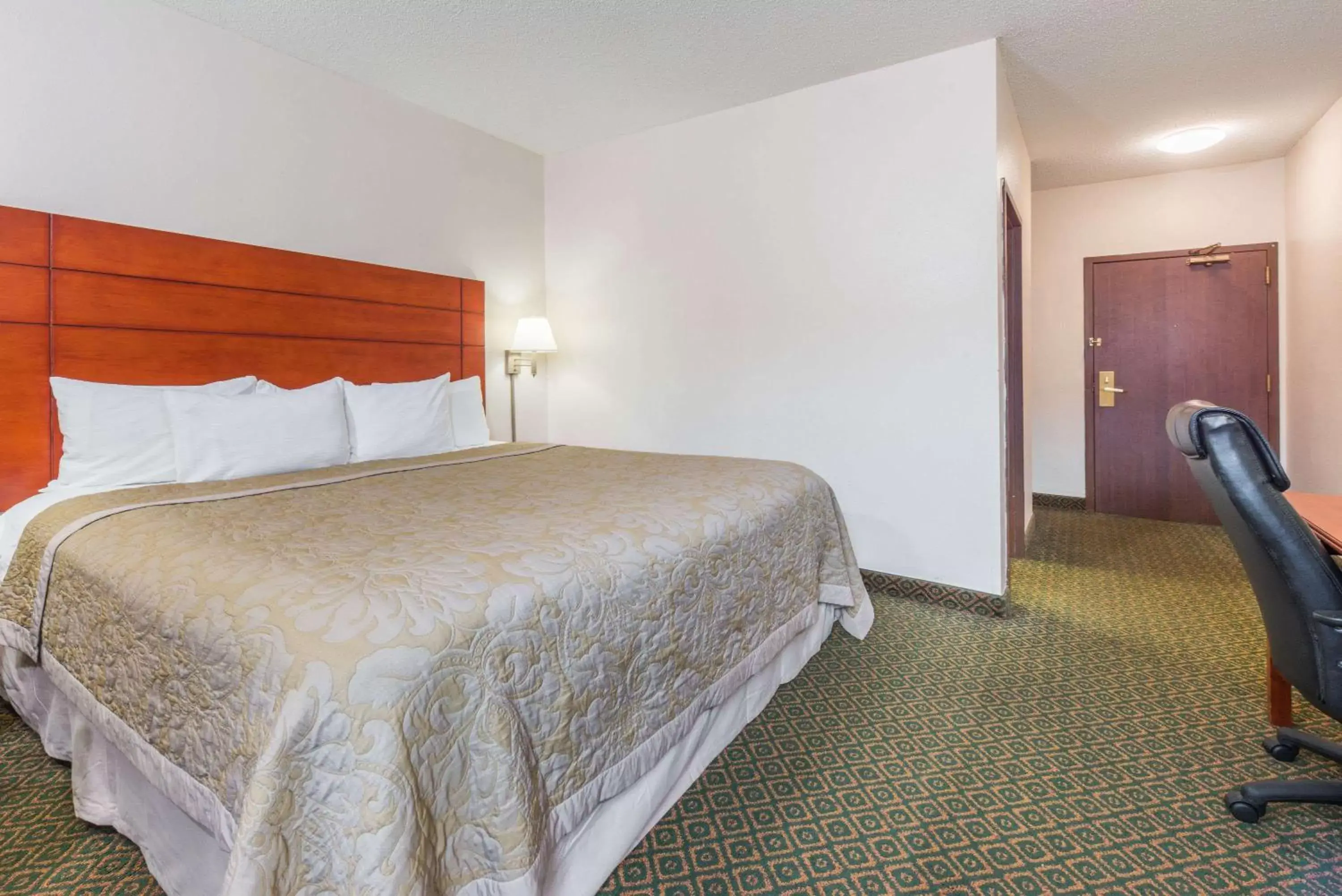 Photo of the whole room, Bed in Super 8 by Wyndham St Charles