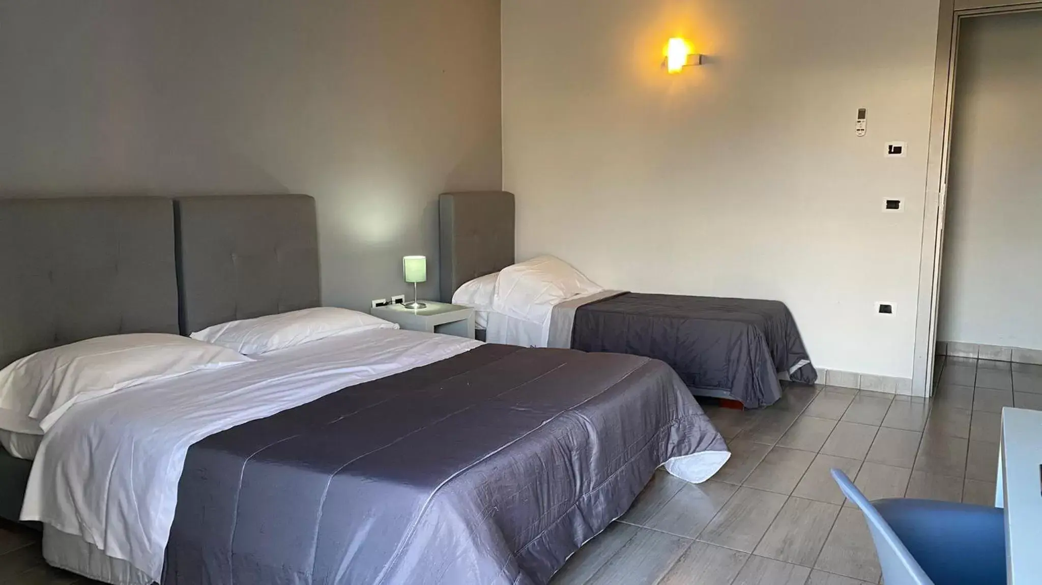 Standard Triple Room in Victoria Hotel Standard Triple Room in Victoria Hotel