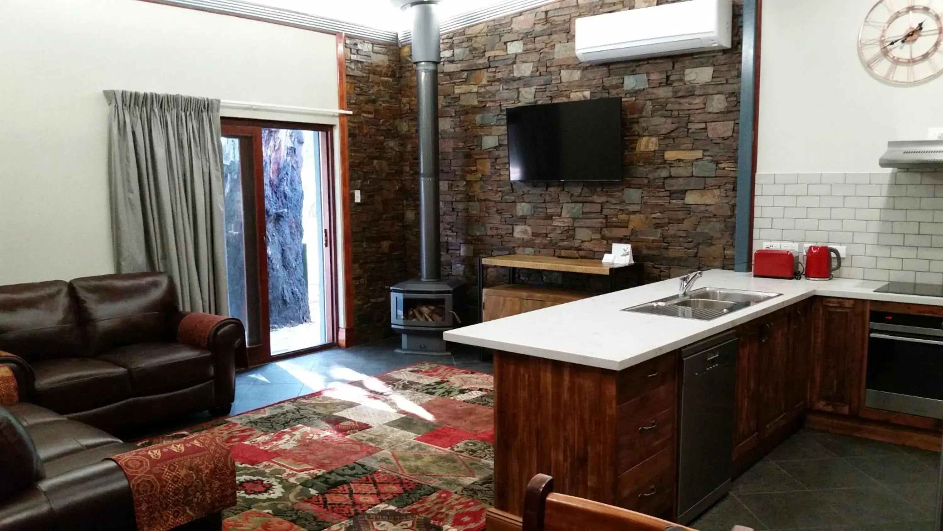 Living room, Kitchen/Kitchenette in Eagle Foundry Bed & Breakfast