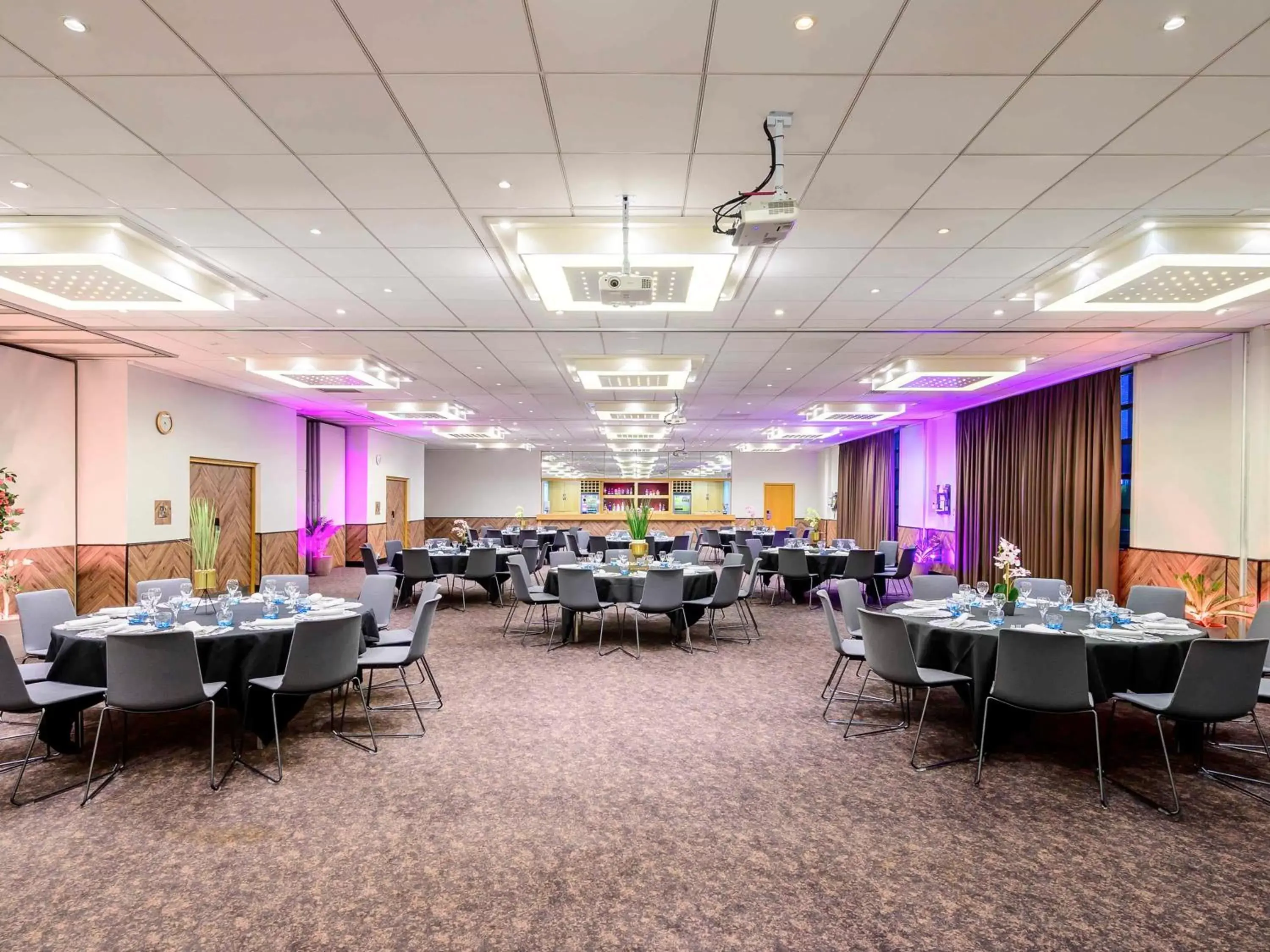 Meeting/conference room, Restaurant/Places to Eat in Novotel Birmingham Centre