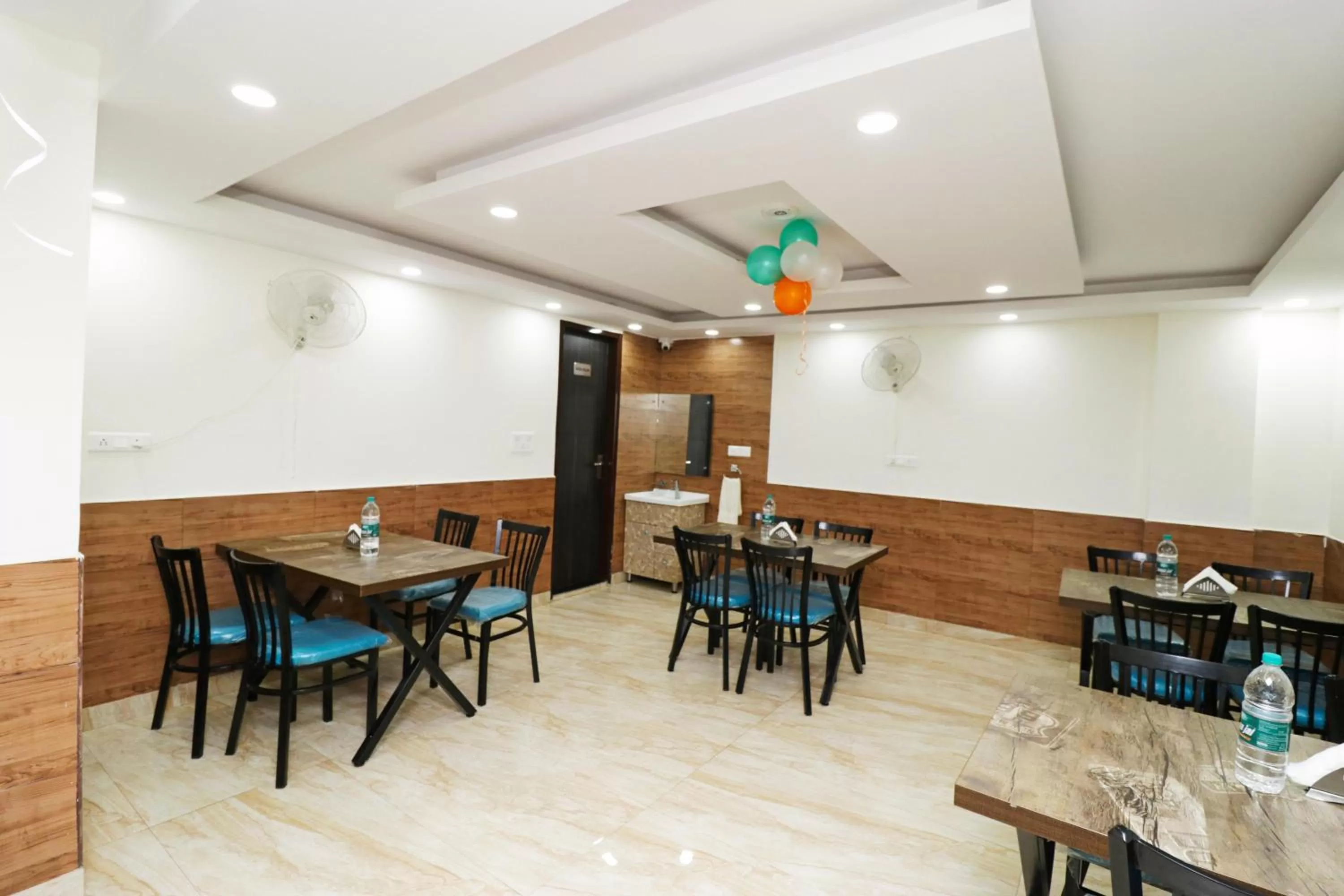 Restaurant/places to eat in Airport Hotel Shivaka Inn