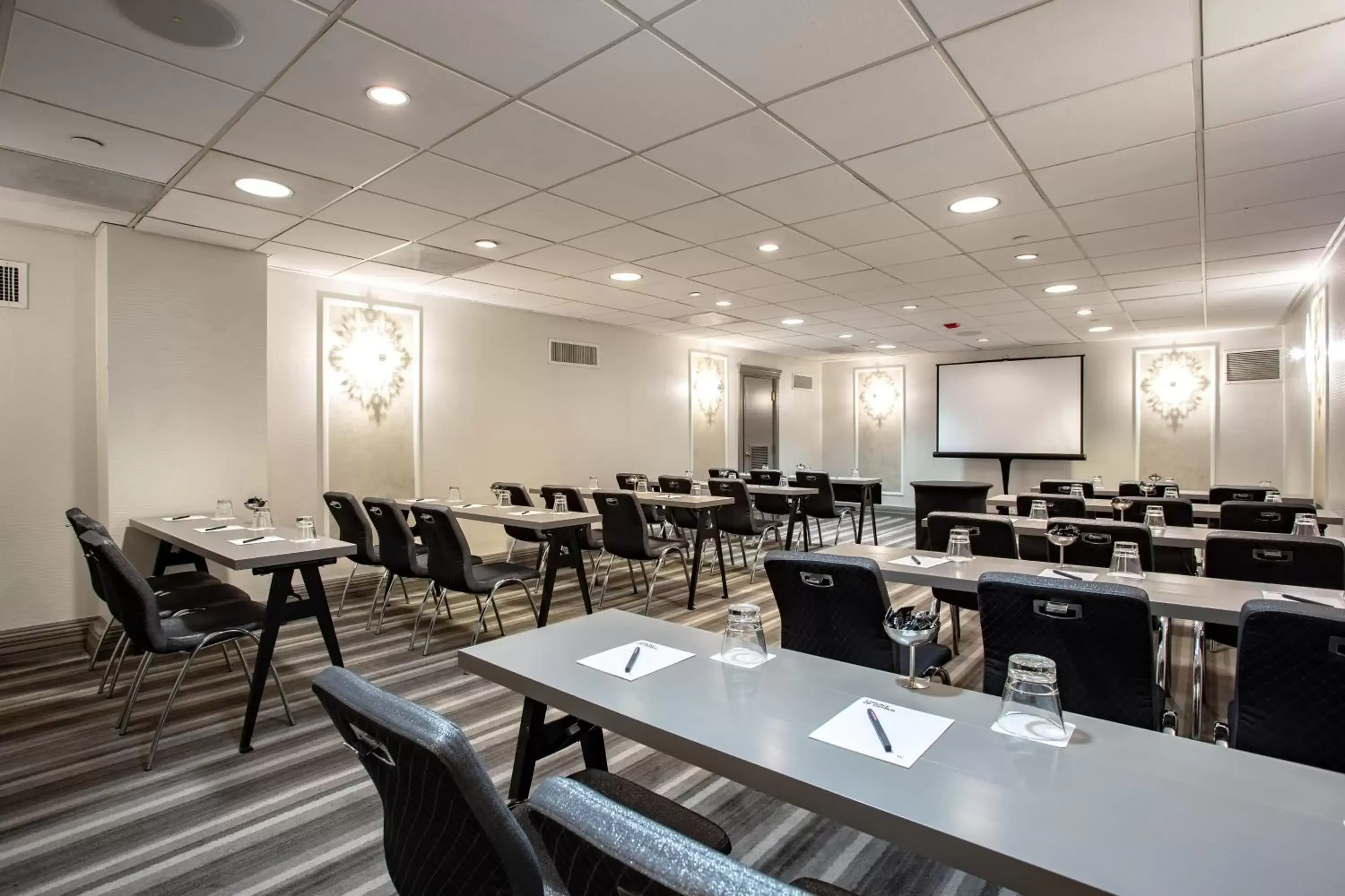 Meeting/conference room, Restaurant/Places to Eat in W Chicago - City Center