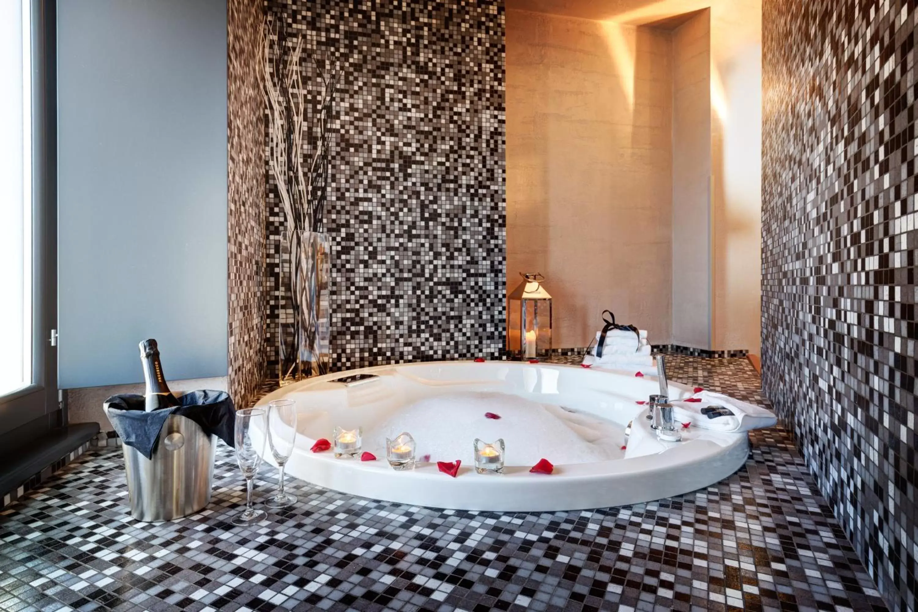 Hot Tub, Bathroom in Dharma Luxury Hotel