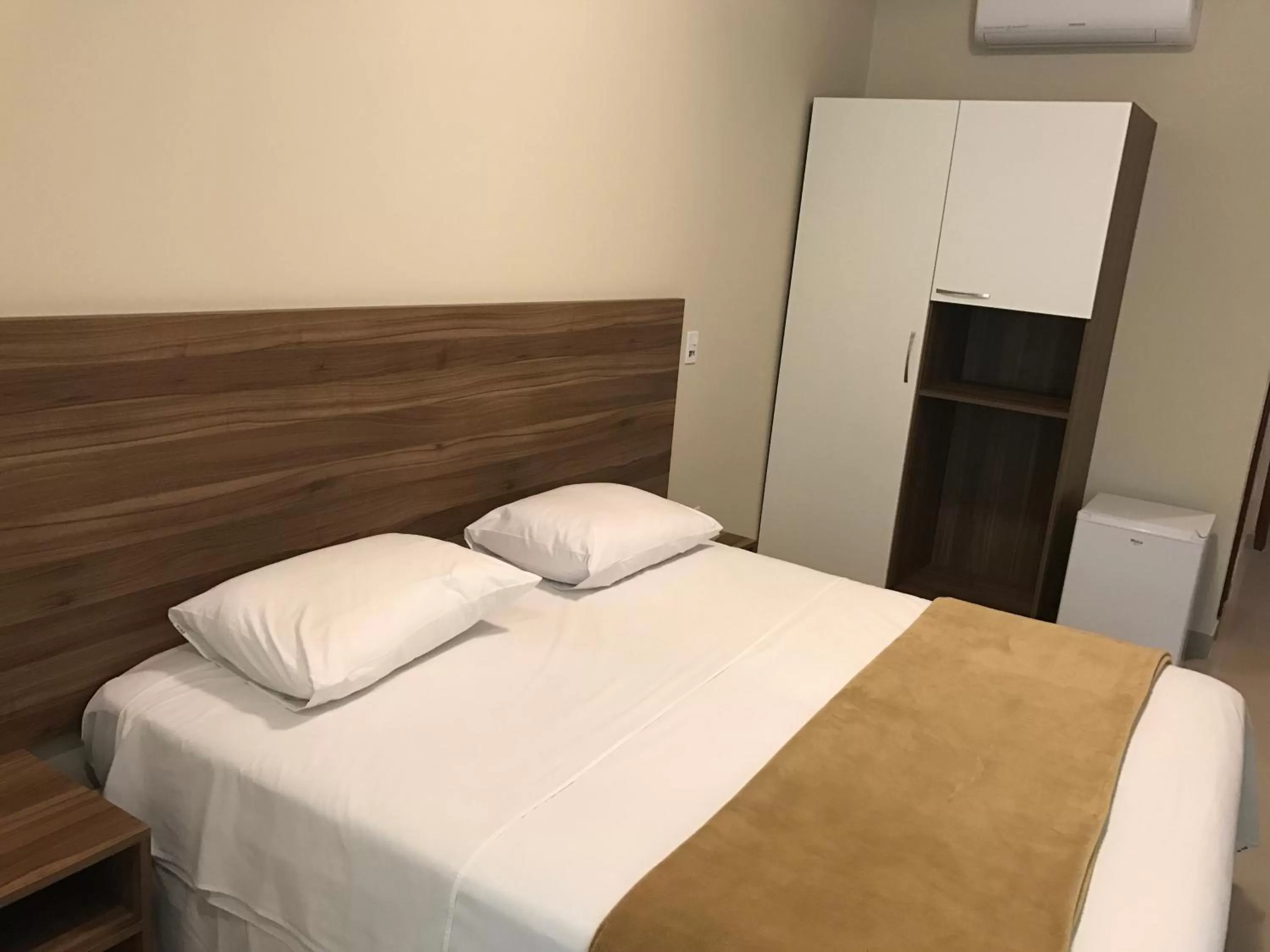 Photo of the whole room, Bed in Resende Inn