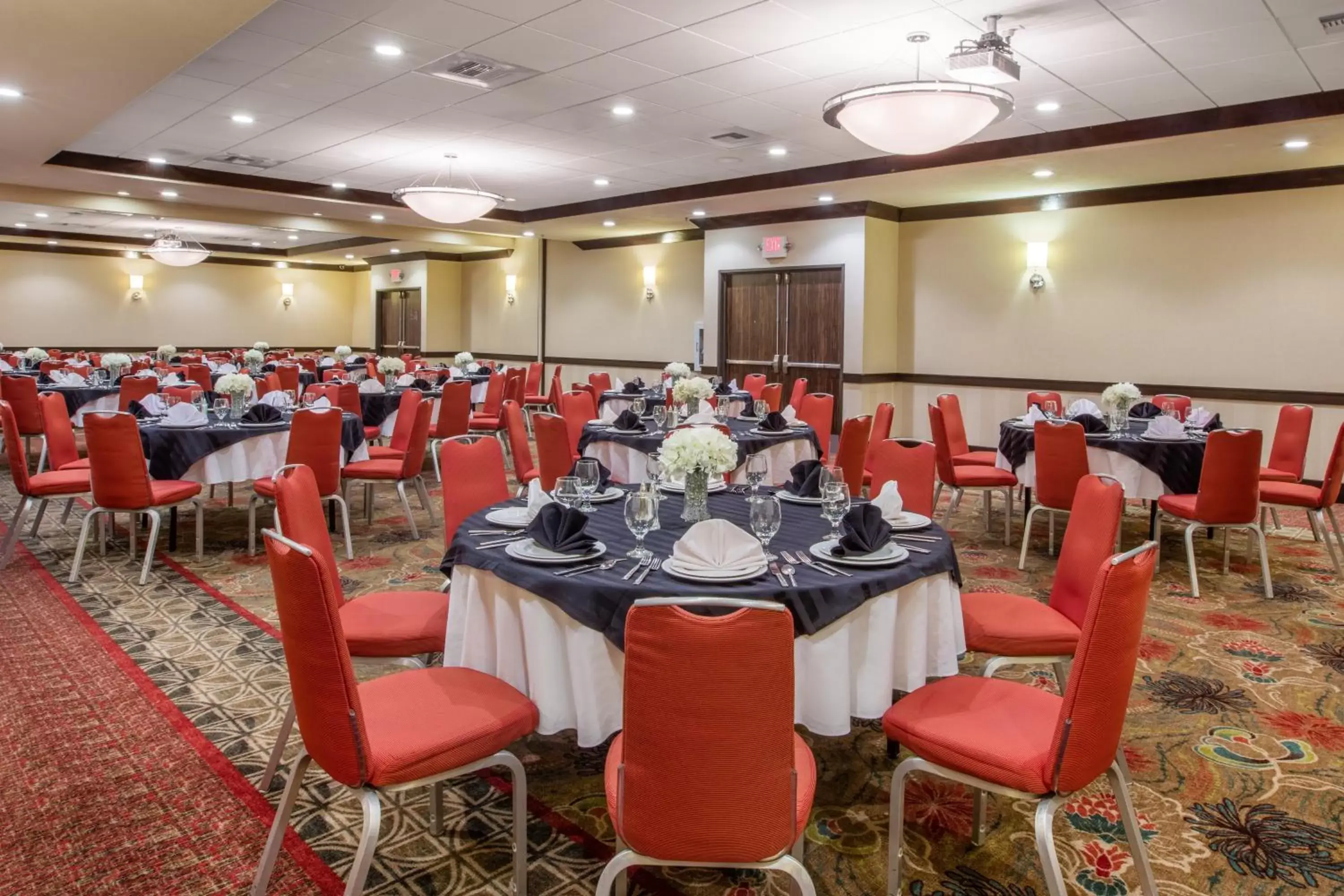 Banquet/Function facilities, Restaurant/Places to Eat in Crowne Plaza Anchorage-Midtown, an IHG Hotel