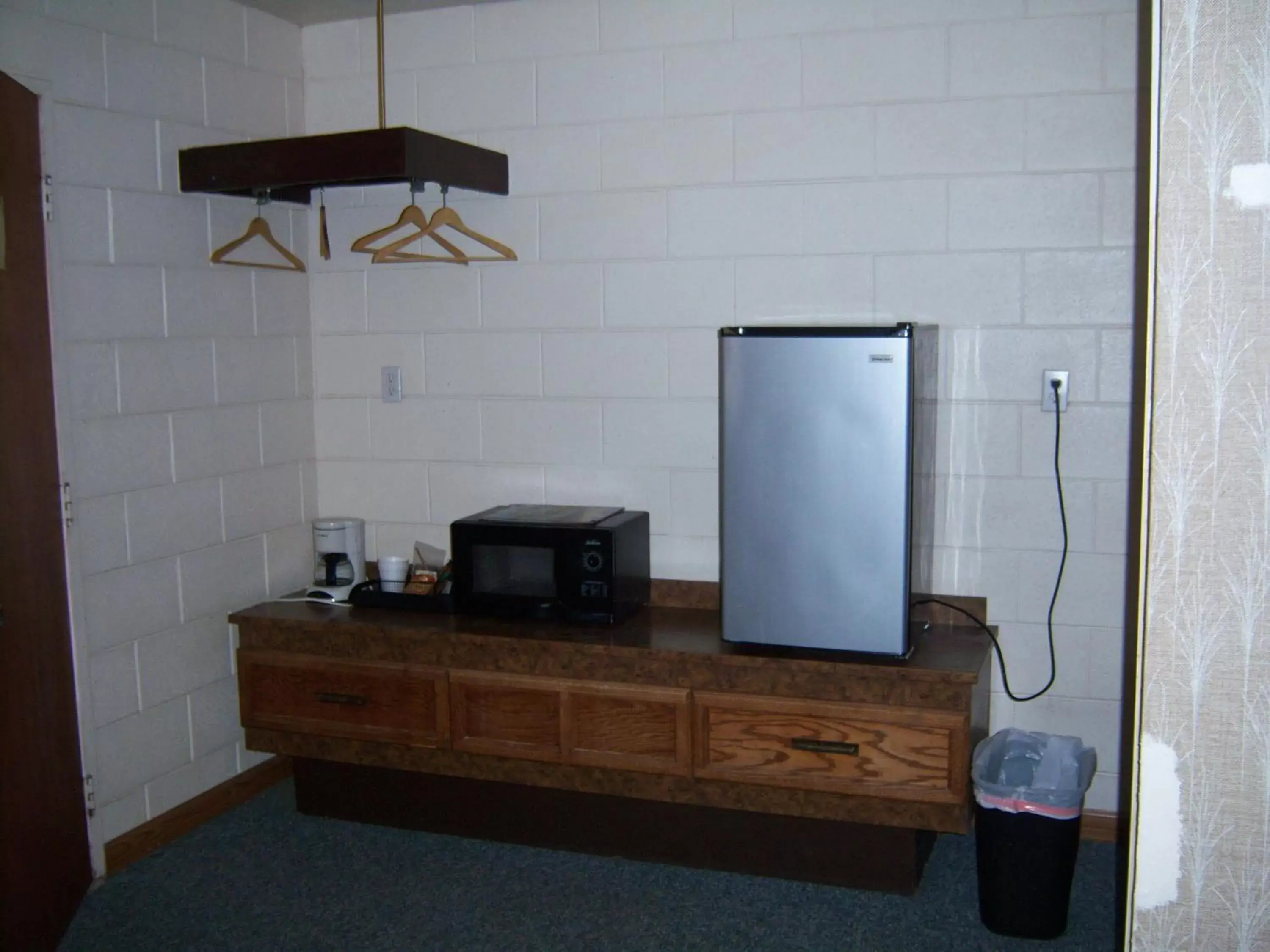 Bedroom, TV/Entertainment Center in Shasta Dam Motel