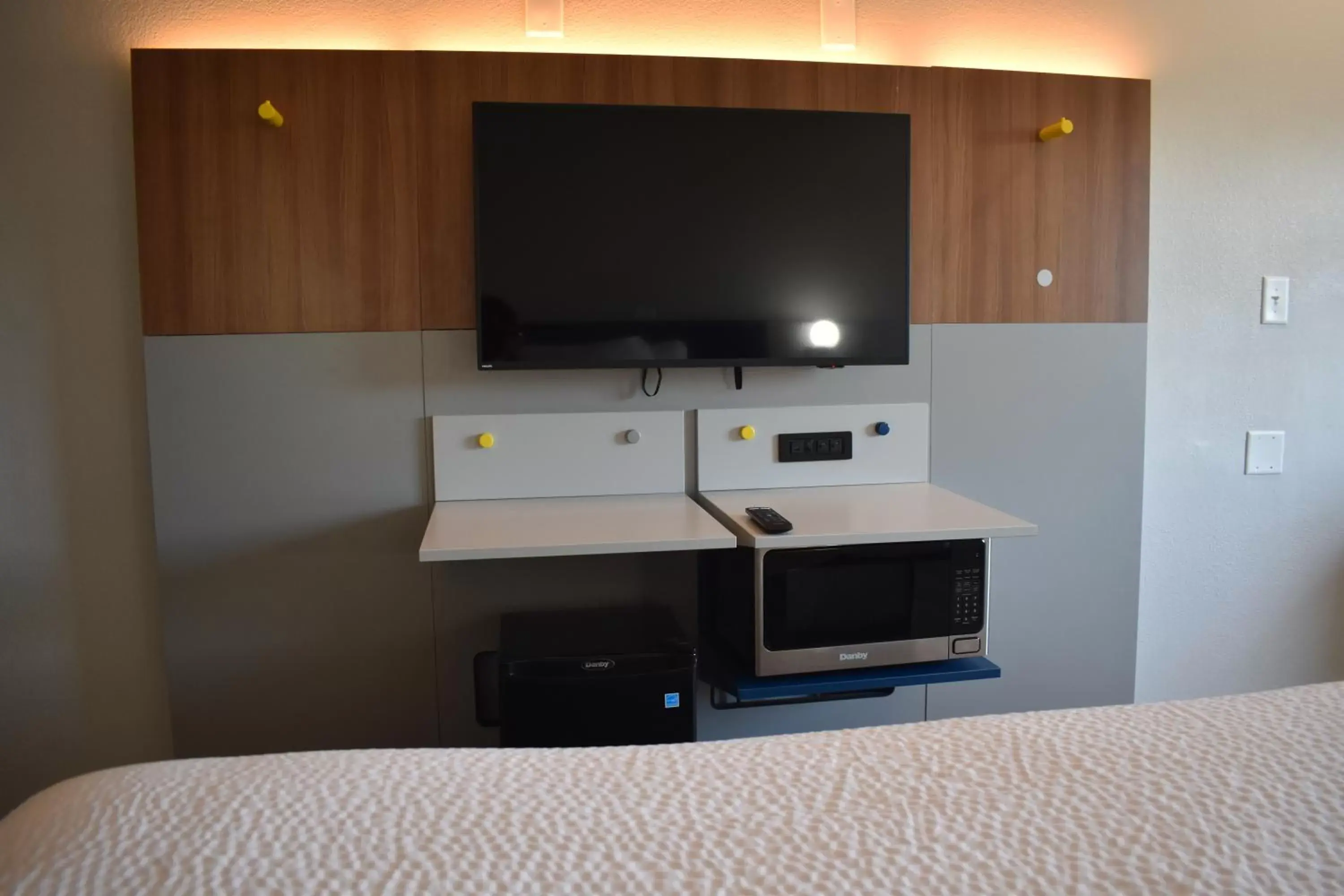 Living room, TV/Entertainment Center in Microtel Inn & Suites by Wyndham Stockbridge/Atlanta I-75