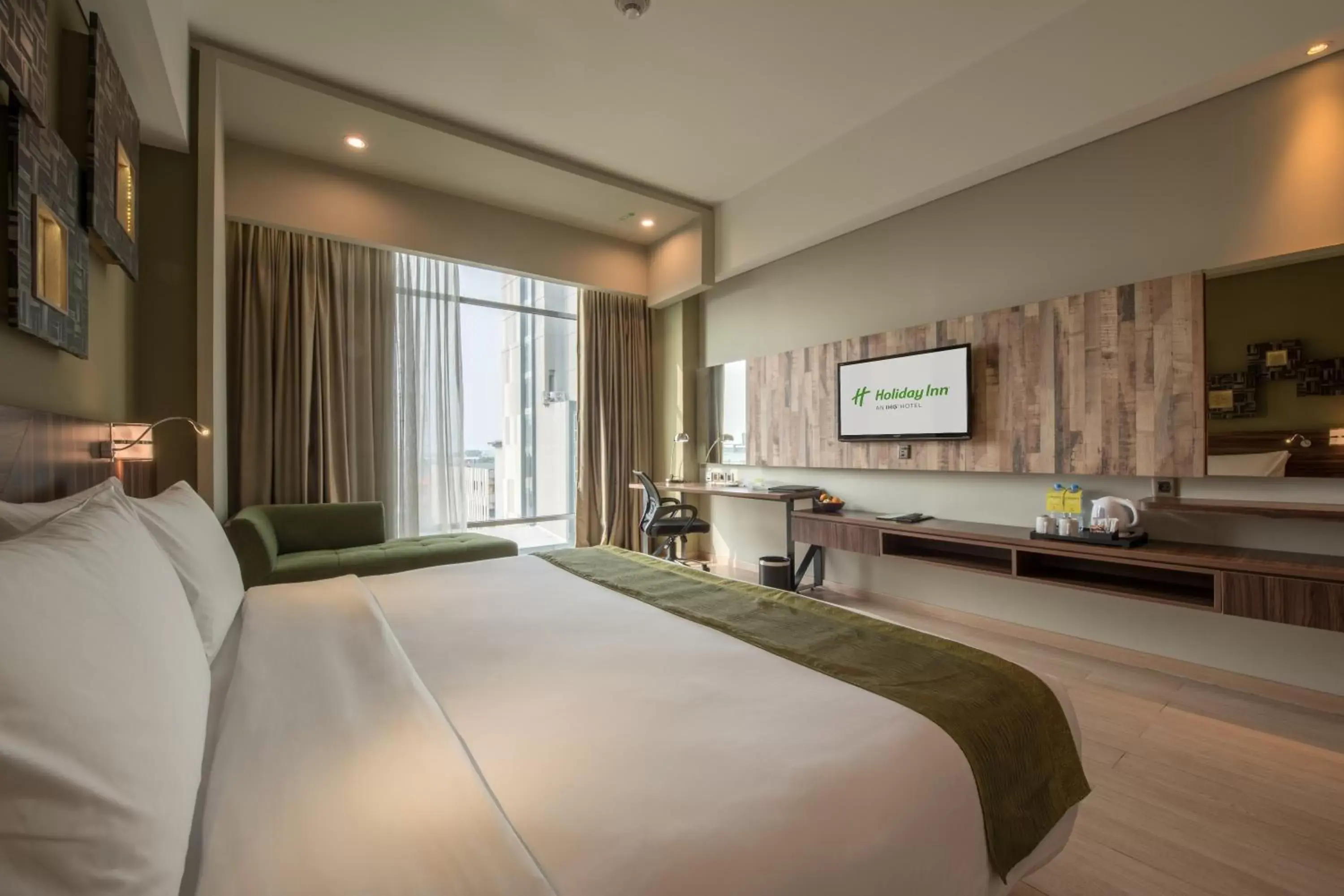 Bed, TV/Entertainment Center in Holiday Inn Cikarang Jababeka, an IHG Hotel