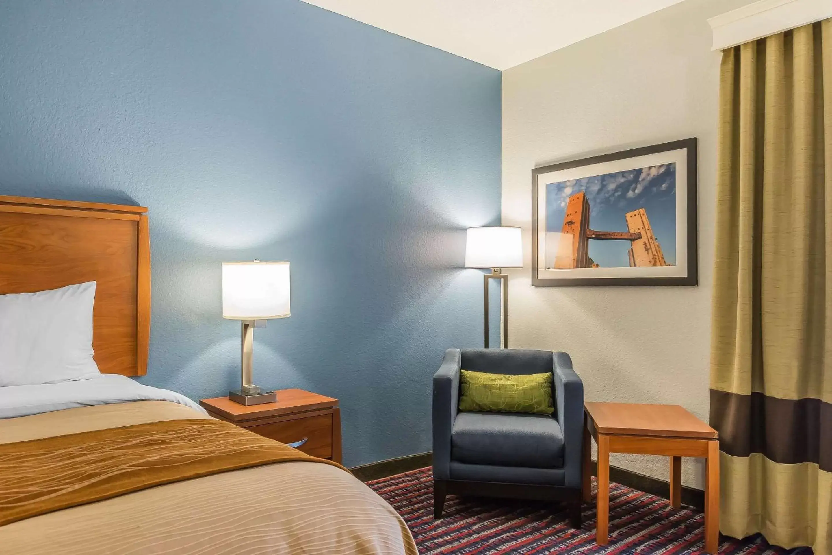 Photo of the whole room, Bed in Comfort Inn Alton near I-255