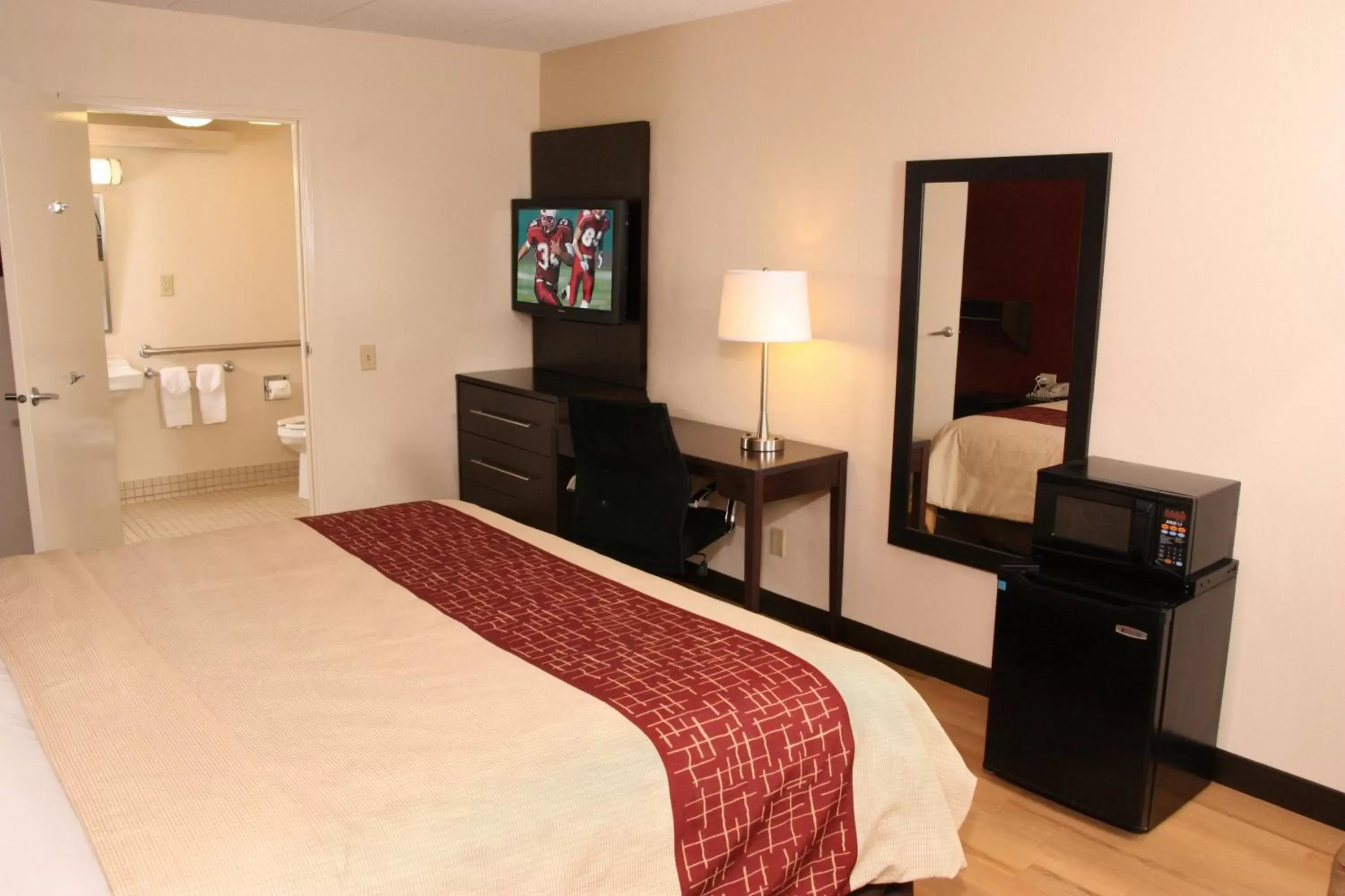Photo of the whole room, TV/Entertainment Center in Red Roof Inn PLUS+ Philadelphia Airport
