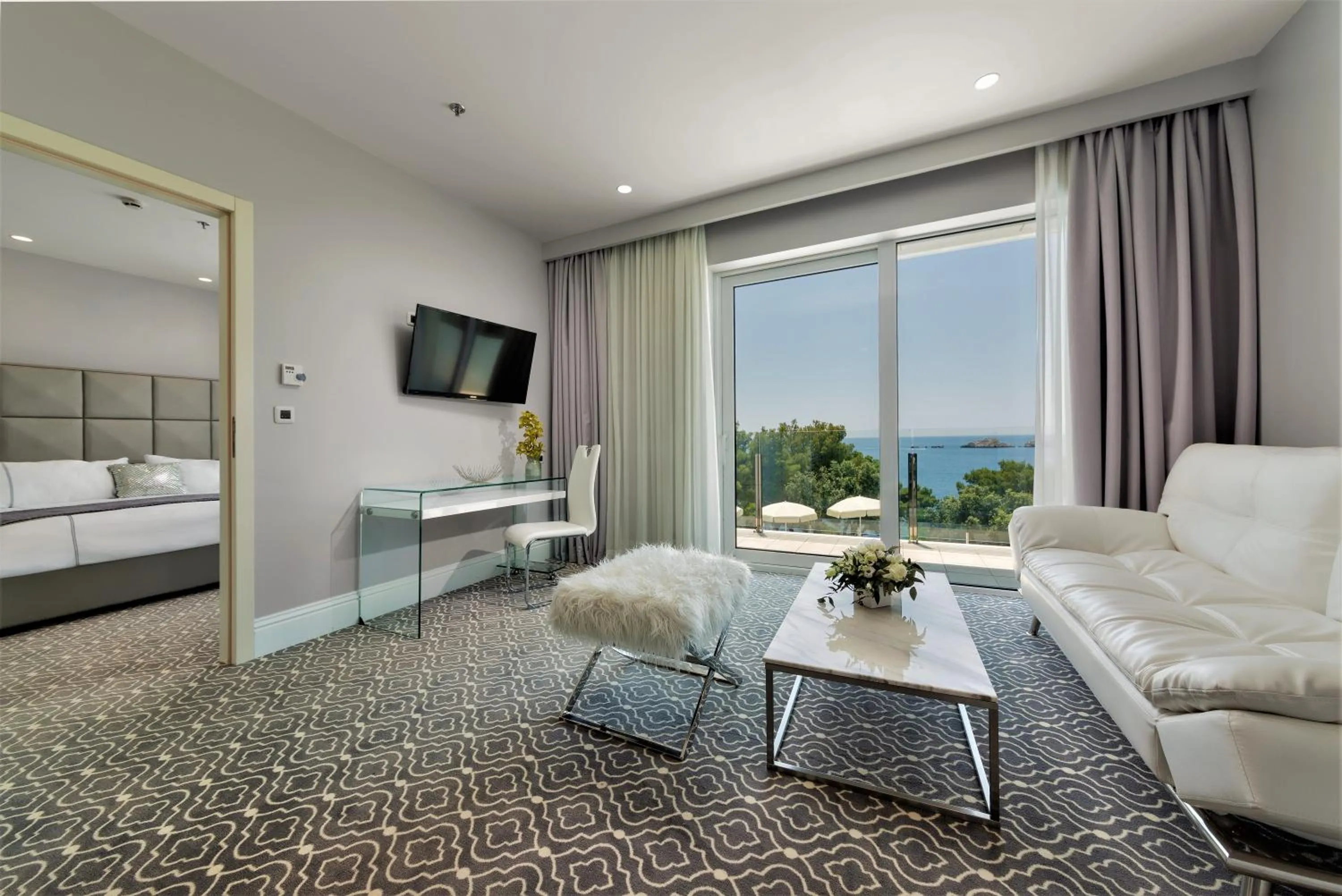 Living room, Bed in Royal Palm Hotel