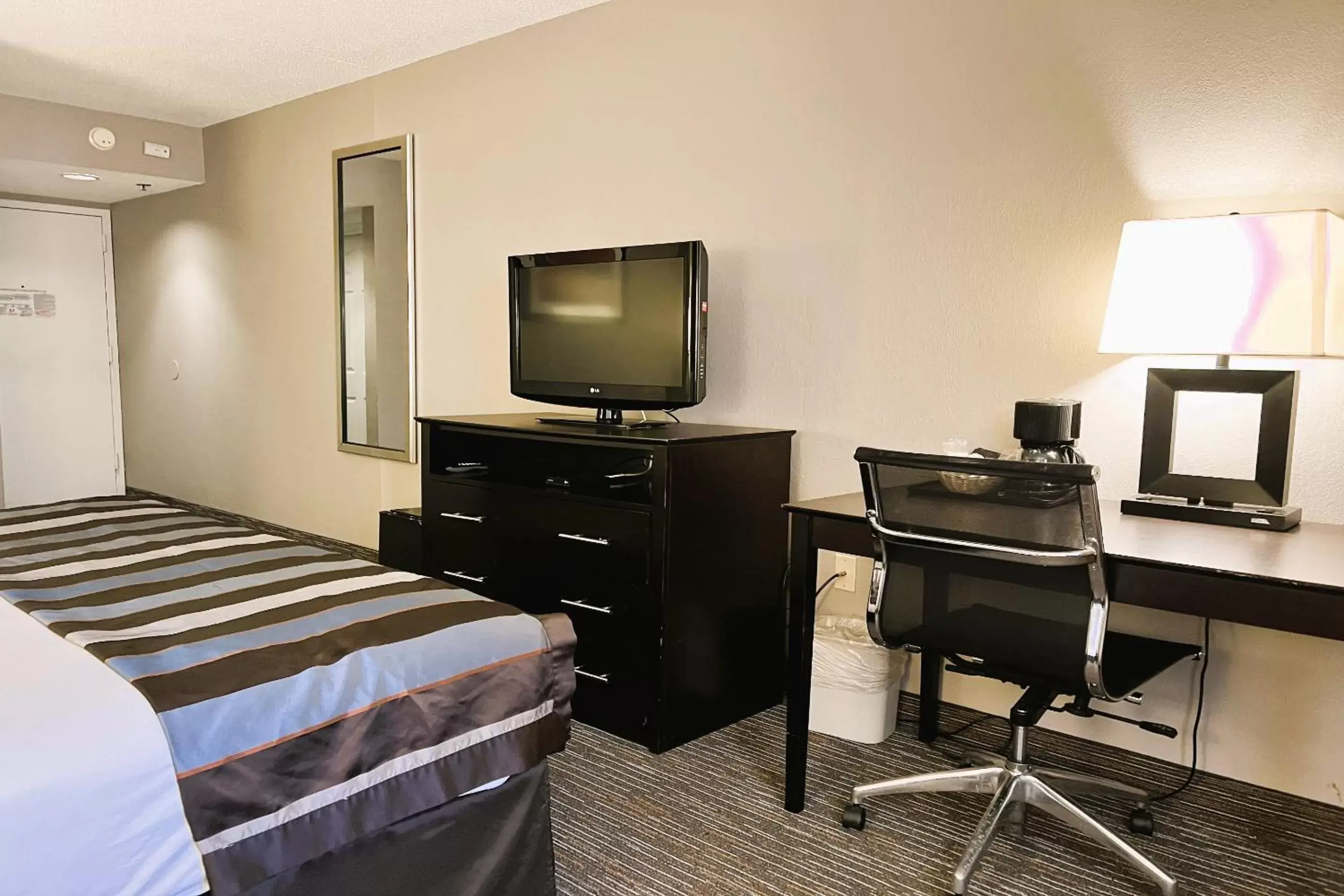 Bedroom, TV/Entertainment Center in The Plaza On The Pike Hotel Atlantic City West by OYO