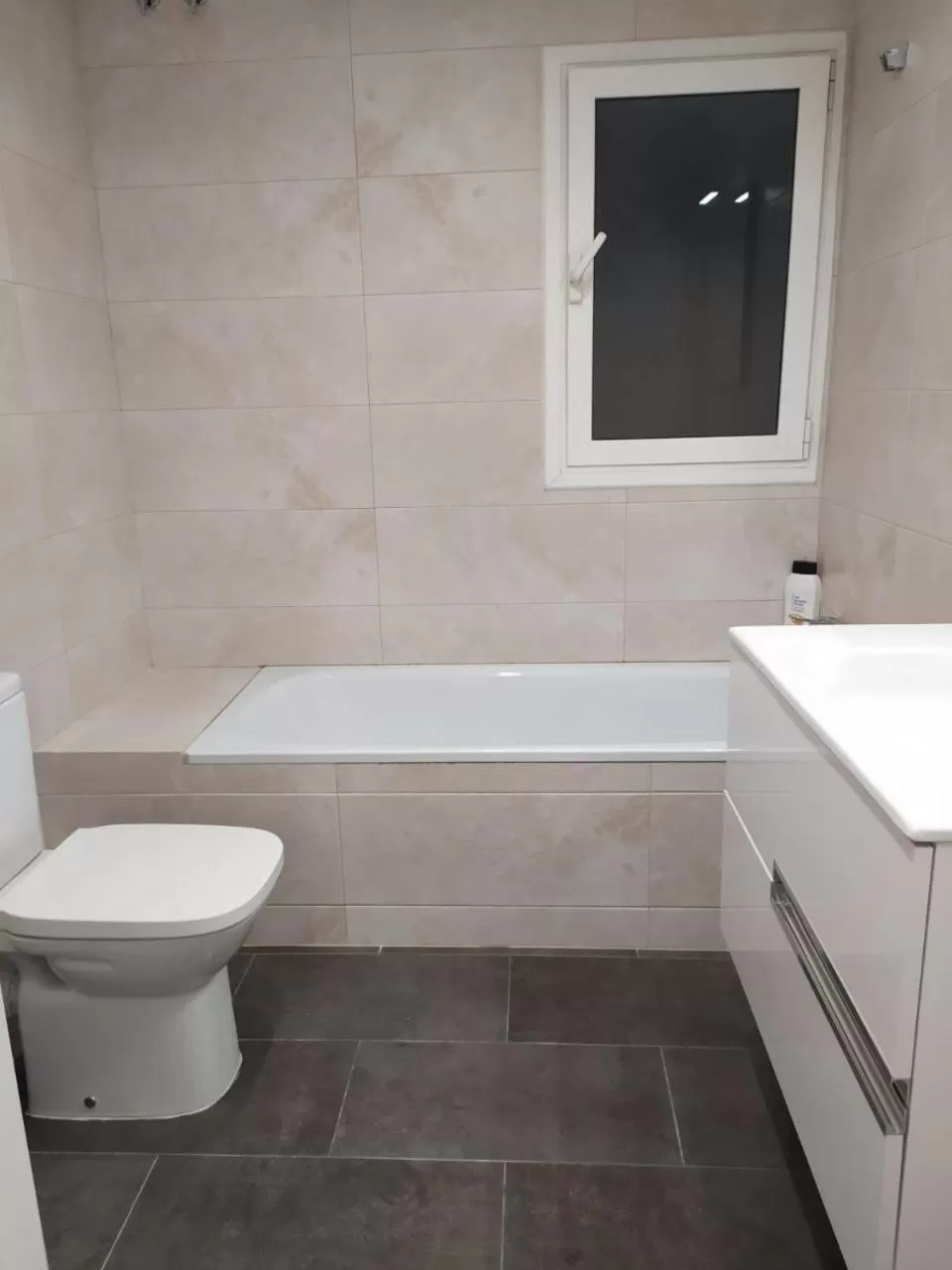 Bathroom in Rooms Arago