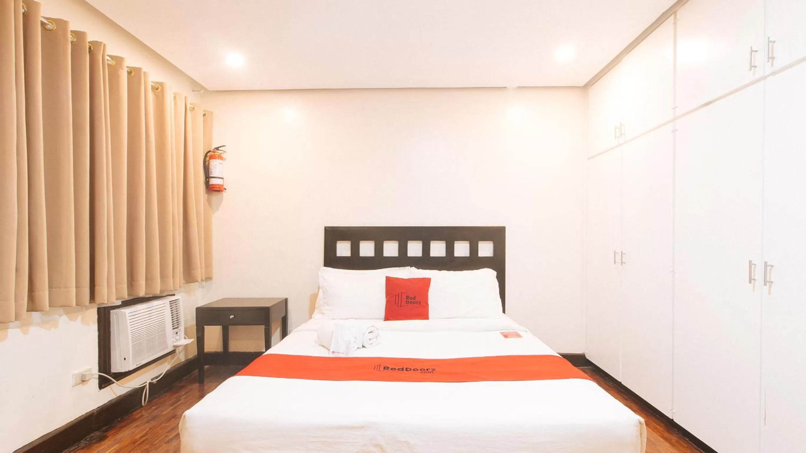 Bed in RedDoorz Premium near Greenbelt Makati - Vaccinated Staff