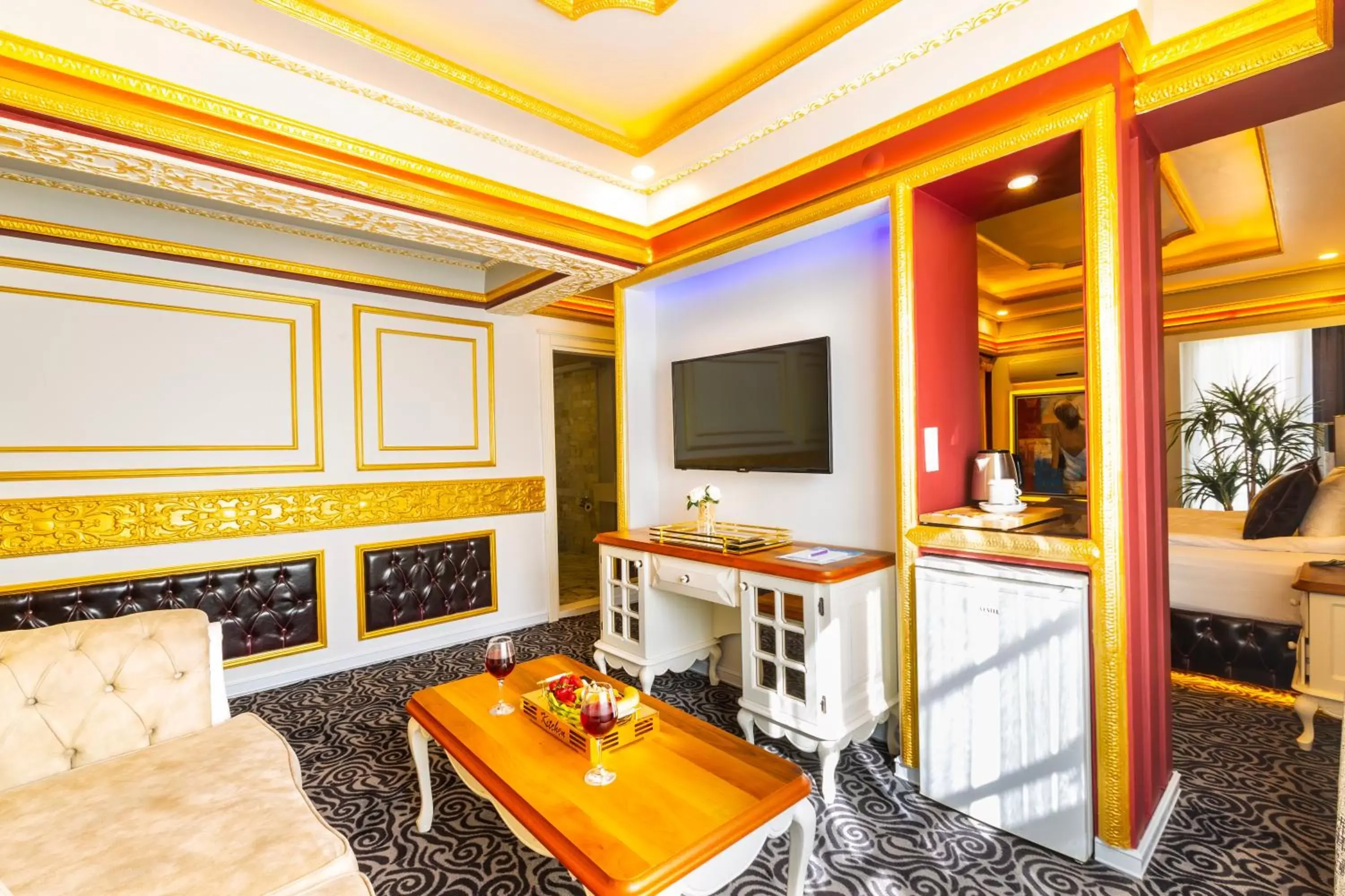 Communal lounge/ TV room in Andalouse Elegant Suite Hotel
