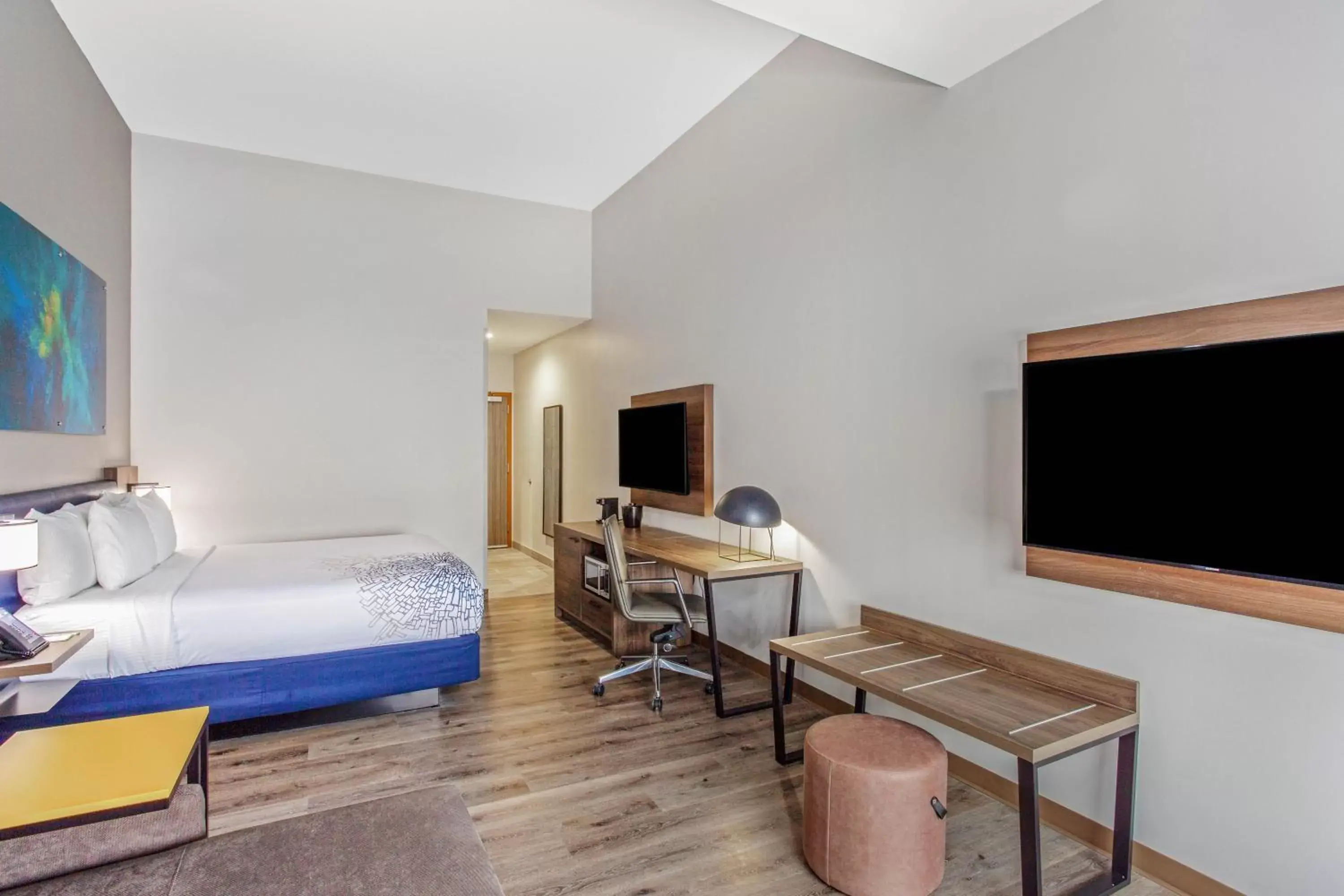 Photo of the whole room, TV/Entertainment Center in La Quinta Inn & Suites by Wyndham Miramar Beach-Destin