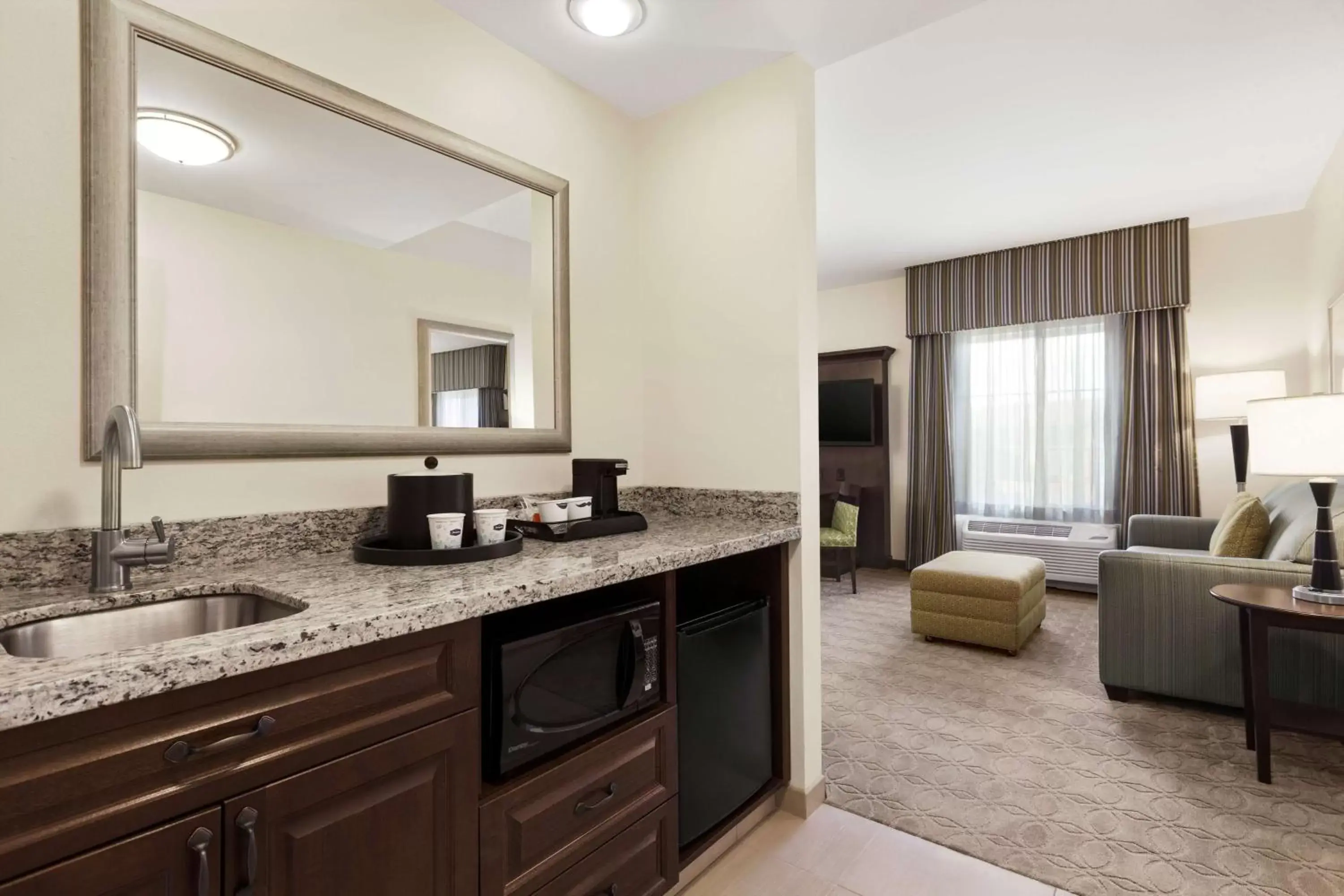Living room, Kitchen/Kitchenette in Hampton Inn & Suites San Bernardino