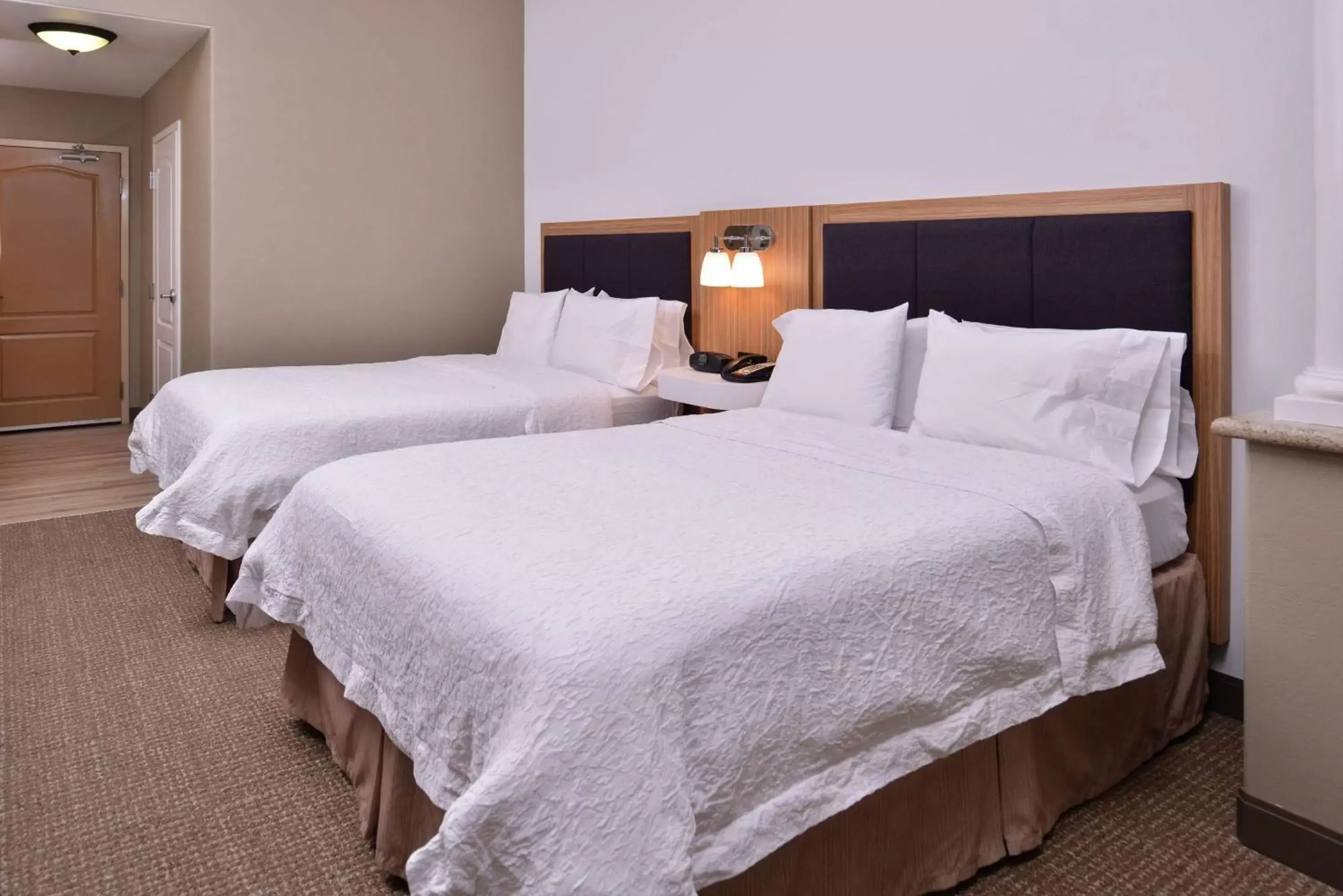Bed in Hampton Inn & Suites Woodland-Sacramento Area
