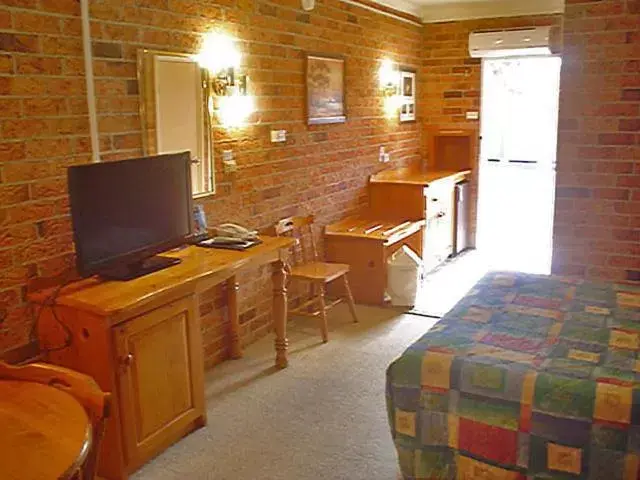 Photo of the whole room, TV/Entertainment Center in Coachmans Rest Motor Lodge