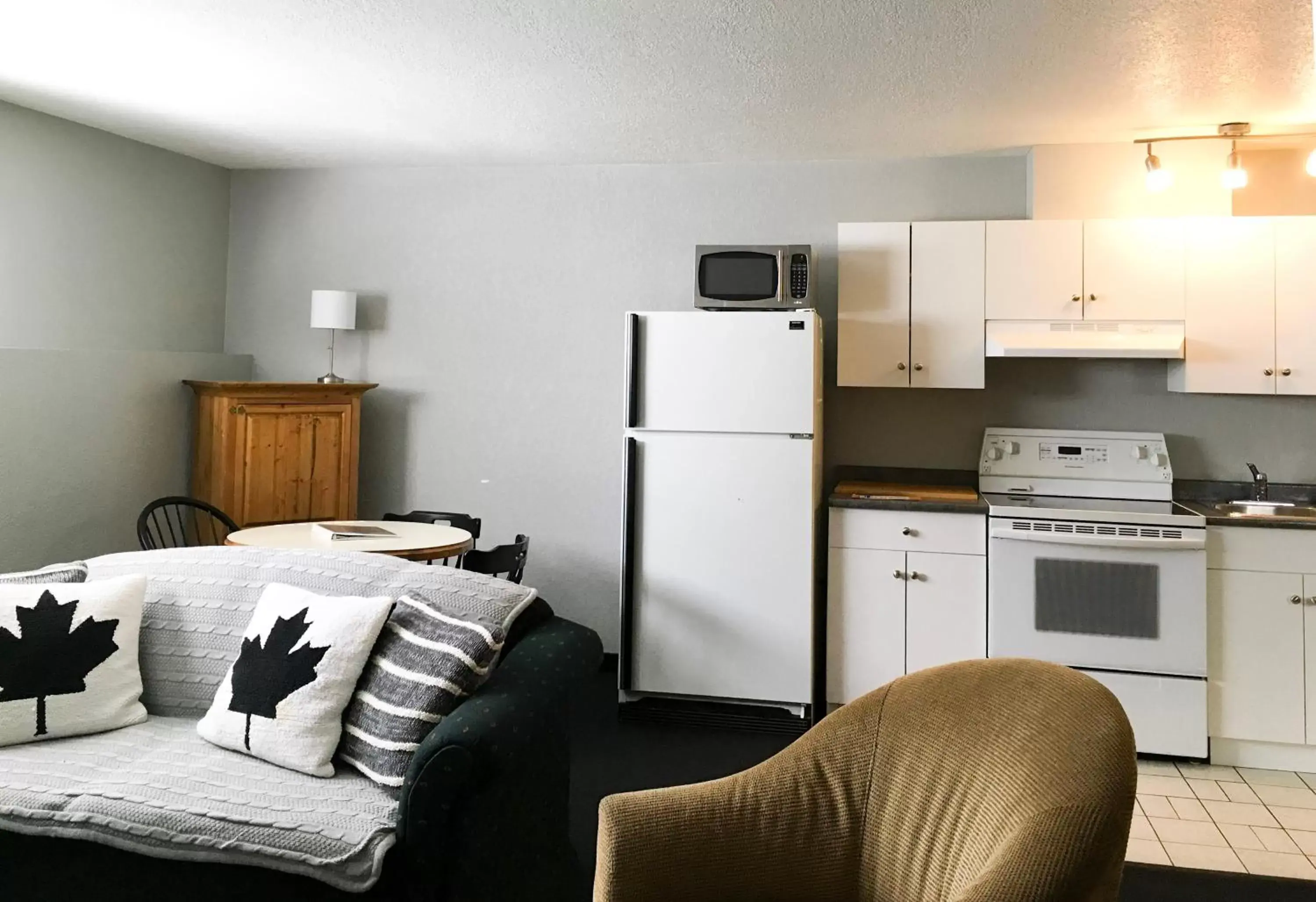 Kitchen or kitchenette, Seating Area in The Bulldog Hotel