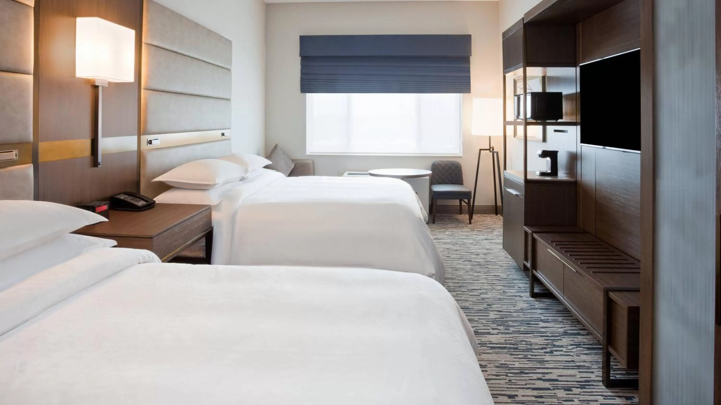 Bedroom, Bed in Sheraton St Paul Woodbury Hotel