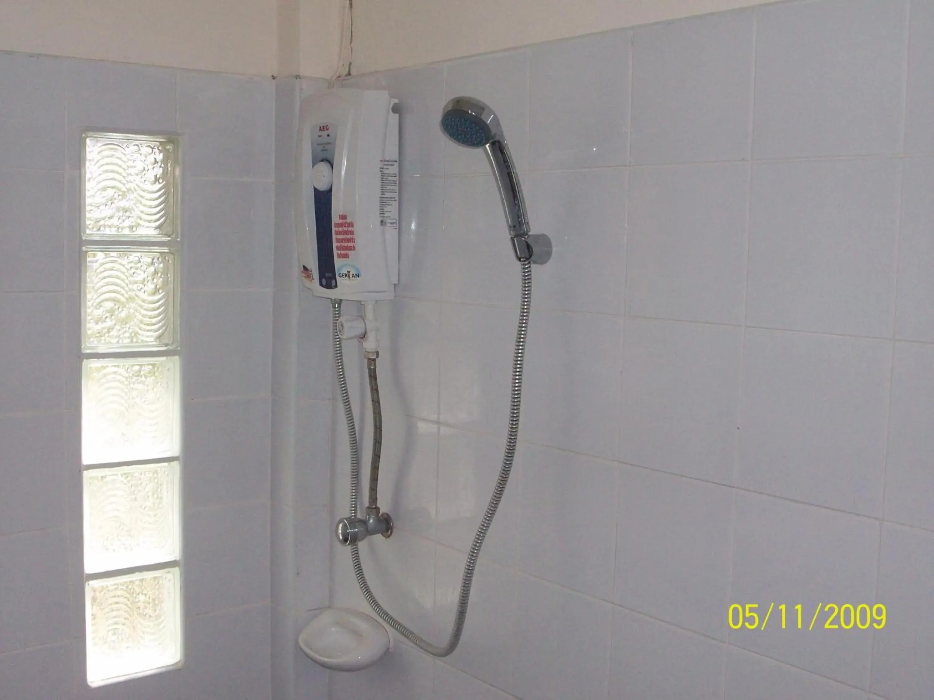 Shower, Bathroom in Moonwalk Lanta Resort
